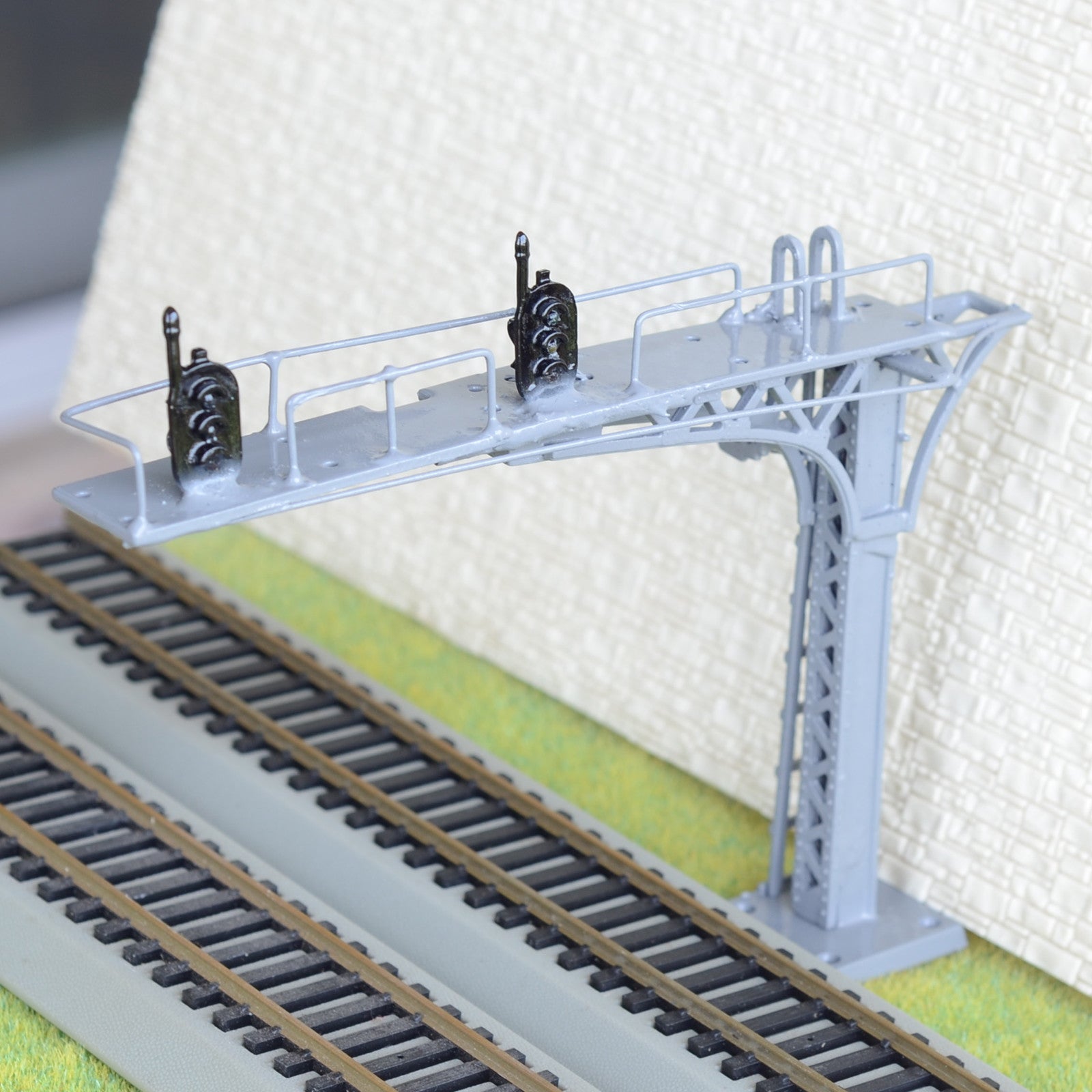 1 x HO / OO gray cantilever signal bridge LED 2 aspects double Tracks right side