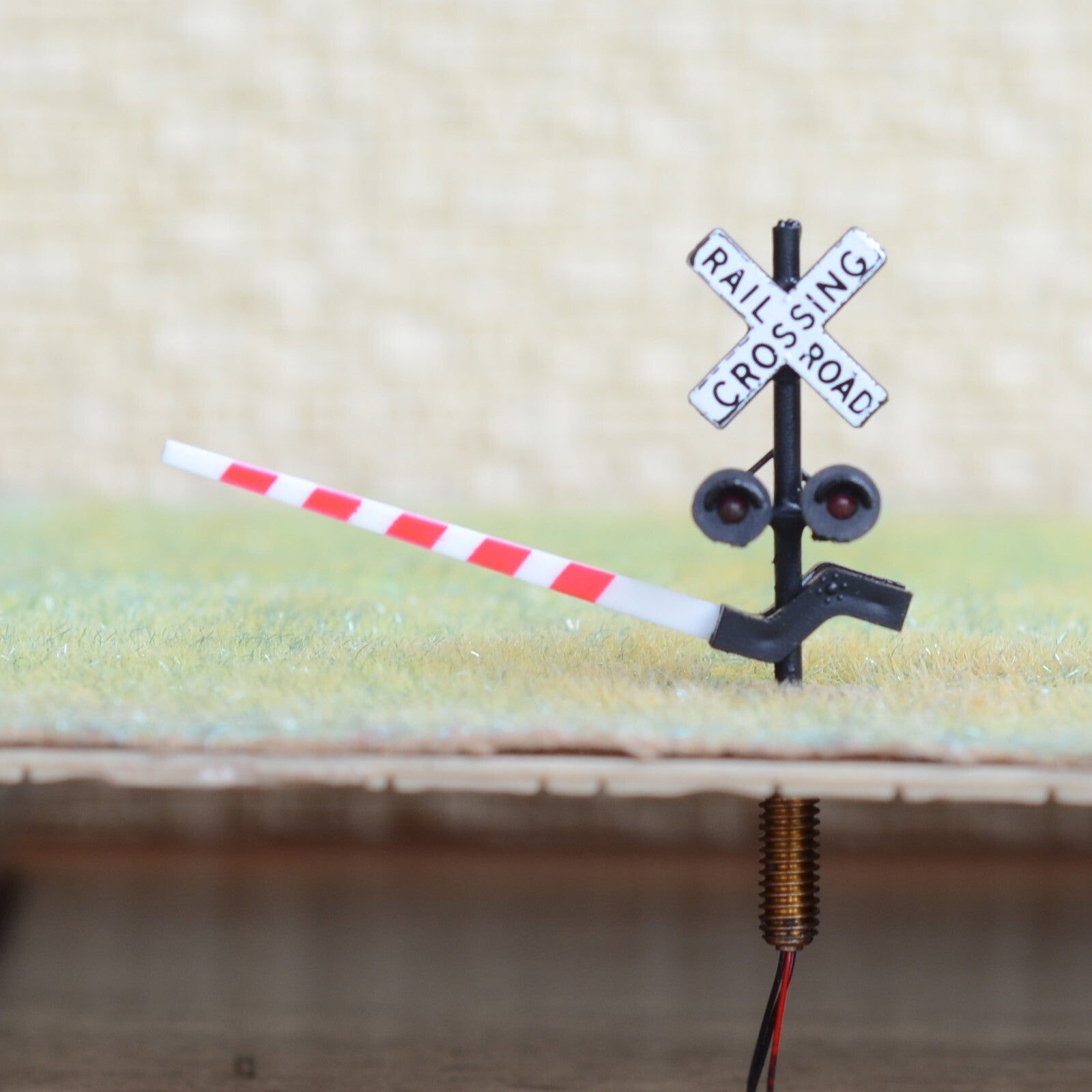 2 x N scale railroad grade crossing signal gate stop lever arm + flasher  #NB20