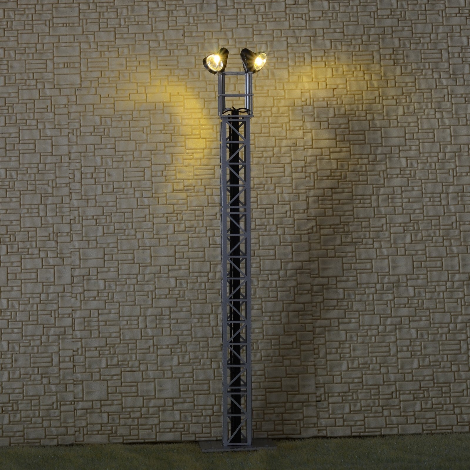 1 x HO tower light LED made yard light spot working assembled metal shorter #S4S