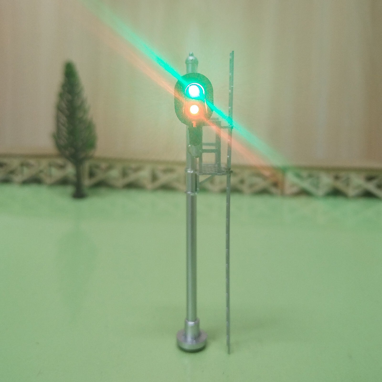 1 x HO scale 3 colors light Darth Vader style block signal distance signal #F0t