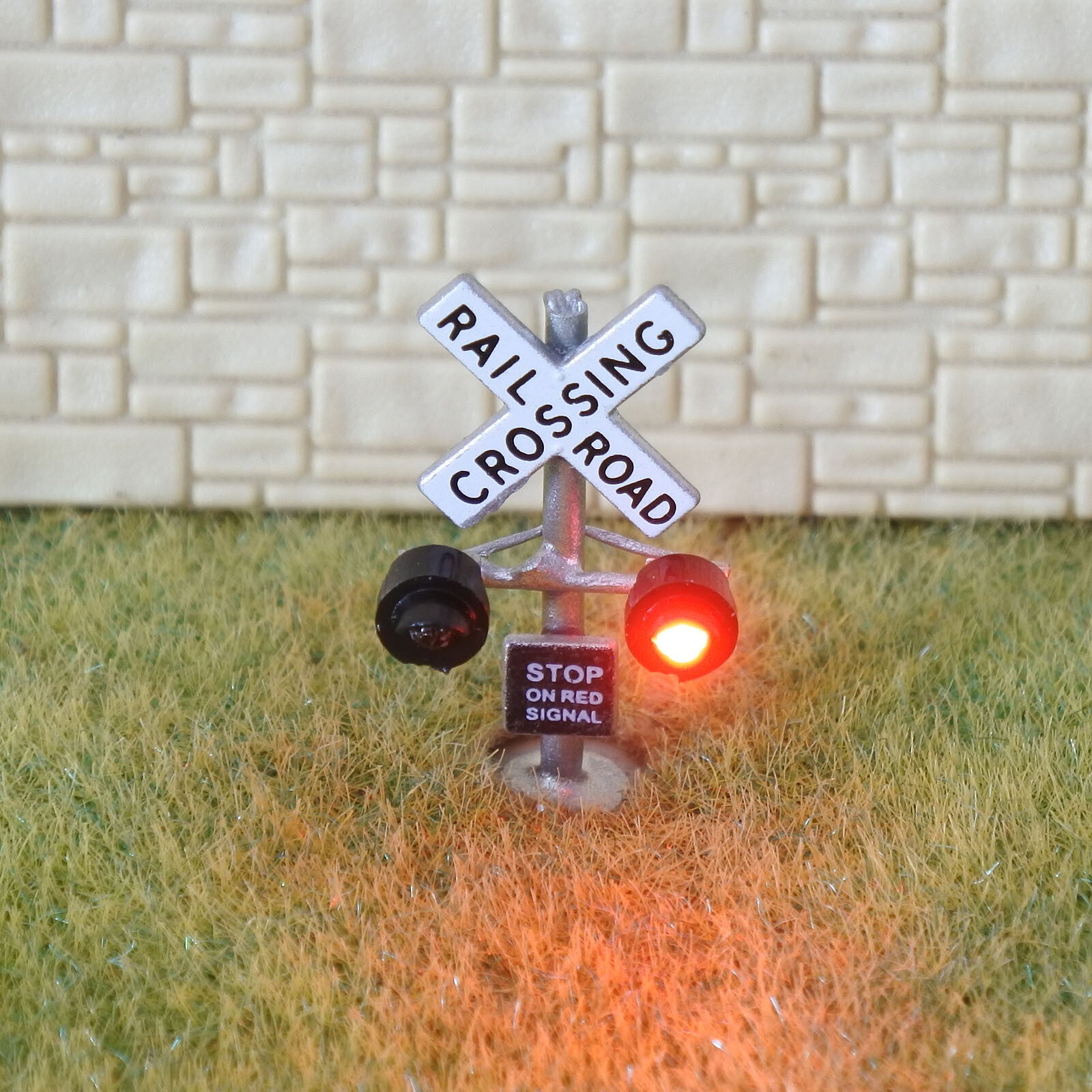 2 x N scale model railroad grade crossing signals LED silver + flasher board 