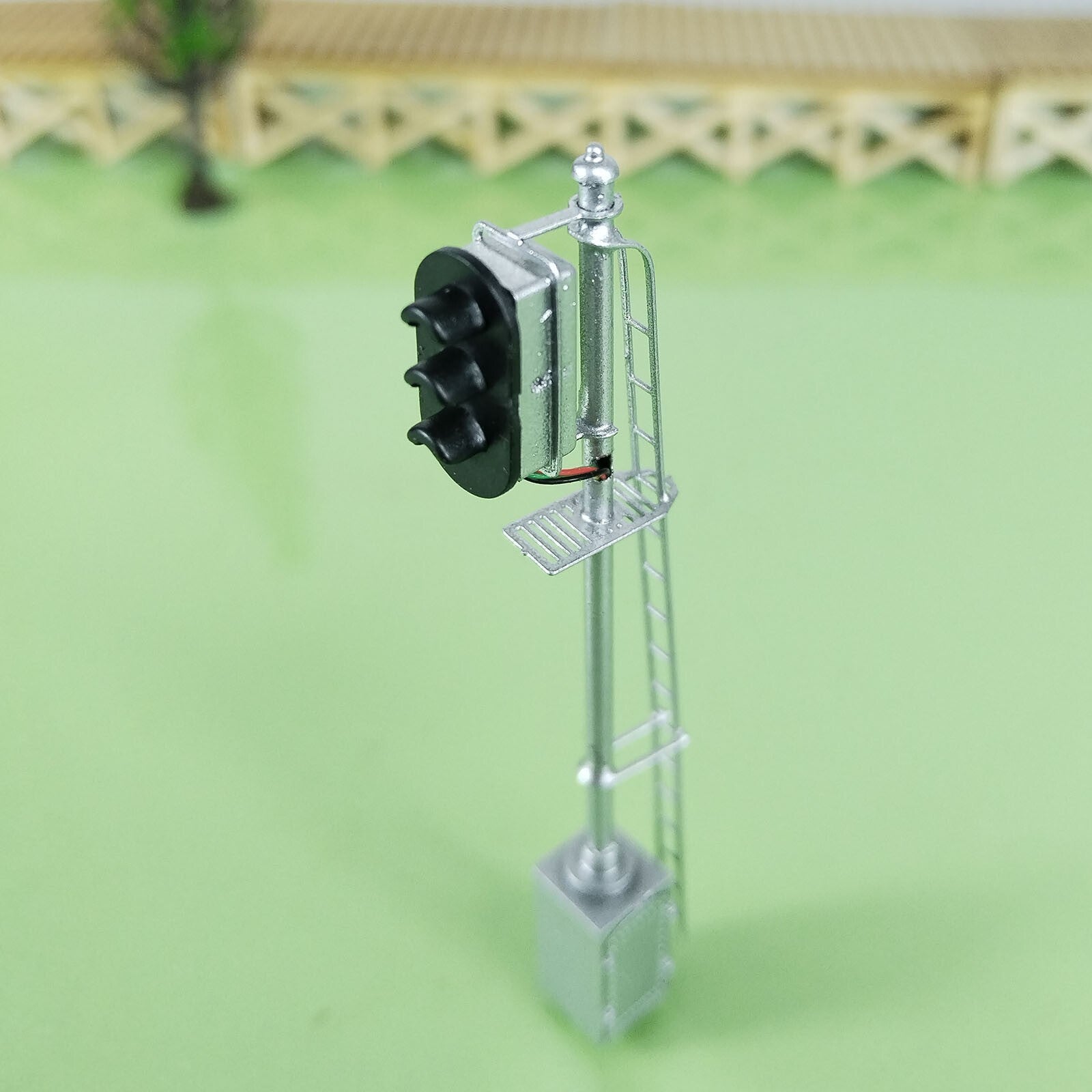 1 x HO scale model railroad tri-color block signal position with cabinet #K03C6