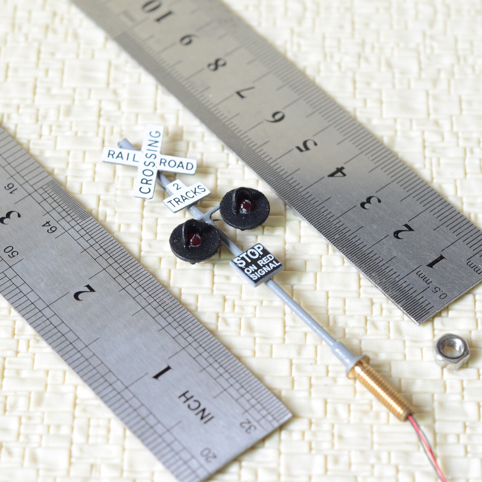 2 x OO scale railroad crossing signals 2 heads + Circuit board flasher #GR2Track