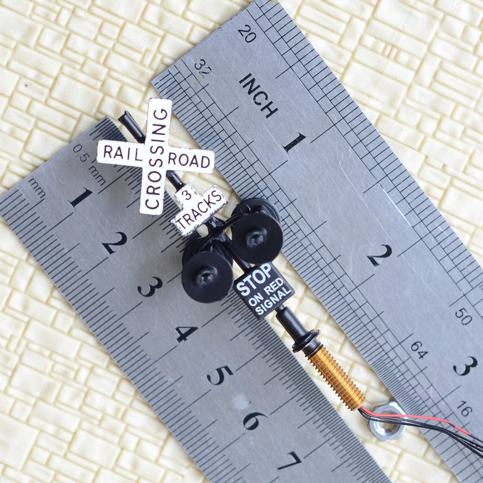 1 x HO scale 3 tracks grade crossing signal black LED made 4 target faces #3B4
