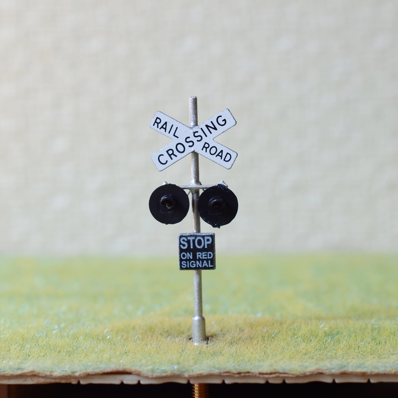 2 x HO Scale railroad grade crossing LED signals + 1 circuit board flasher #SL2X
