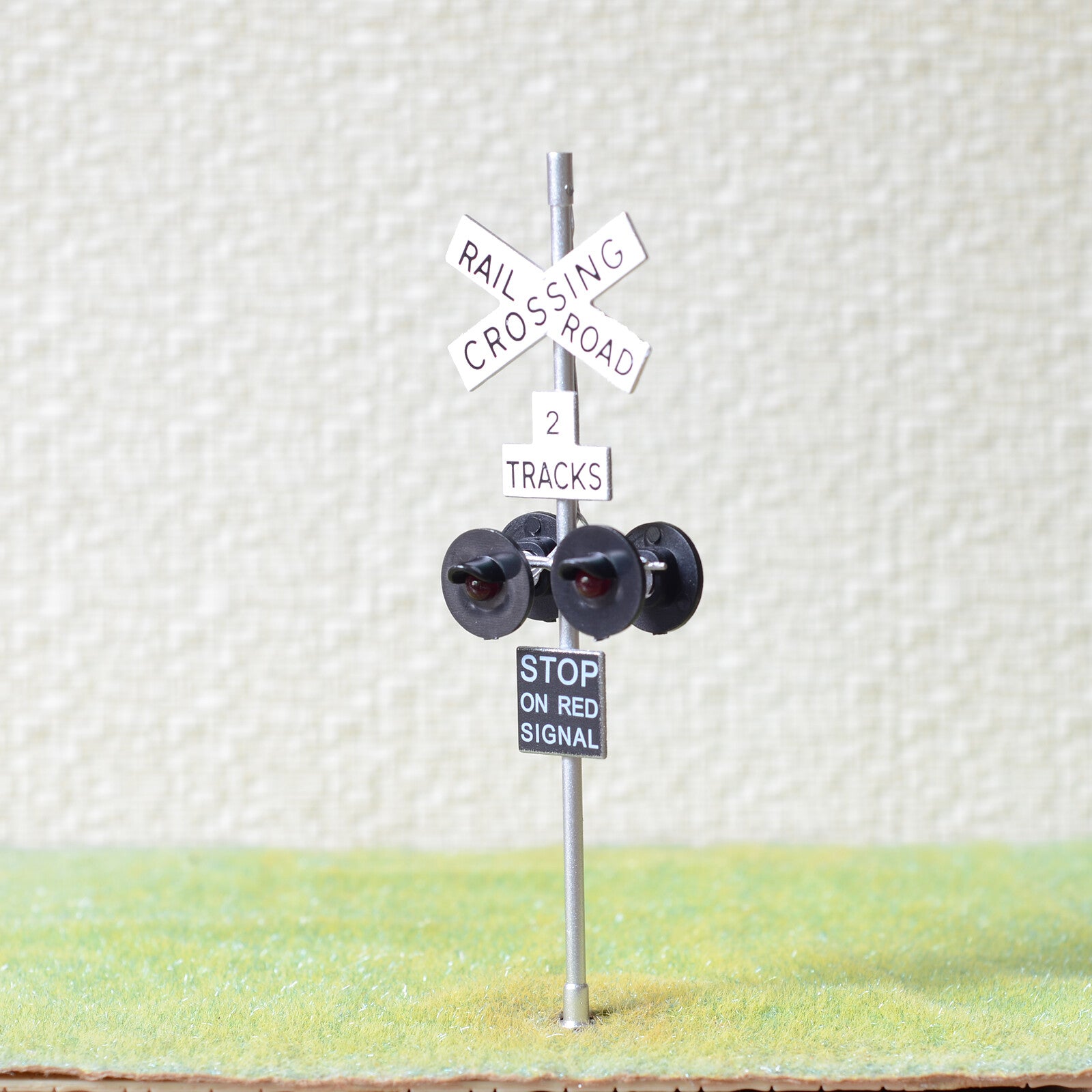 2 x O scale railroad crossing signals 4 heads + 1 circuit board flasher #2SL4X