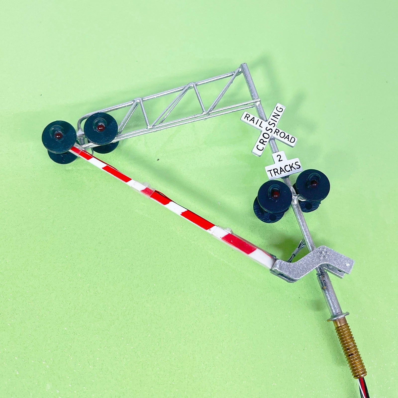 1 x HO scale model cantilever grade crossing signal with light on gate #C27DGWL