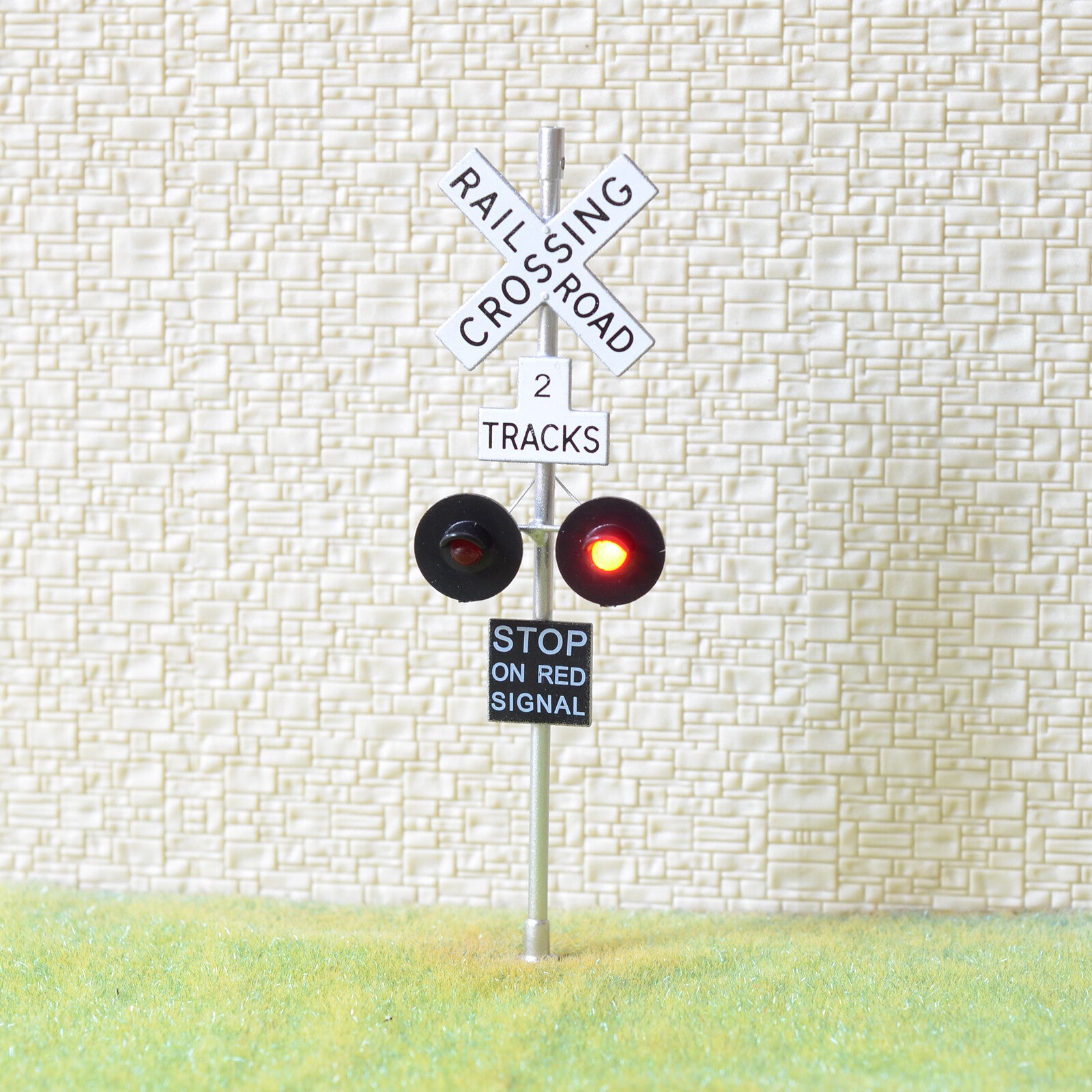2 x O scale railroad crossing signals 2 heads + 1 x circuit board flasher #SL2