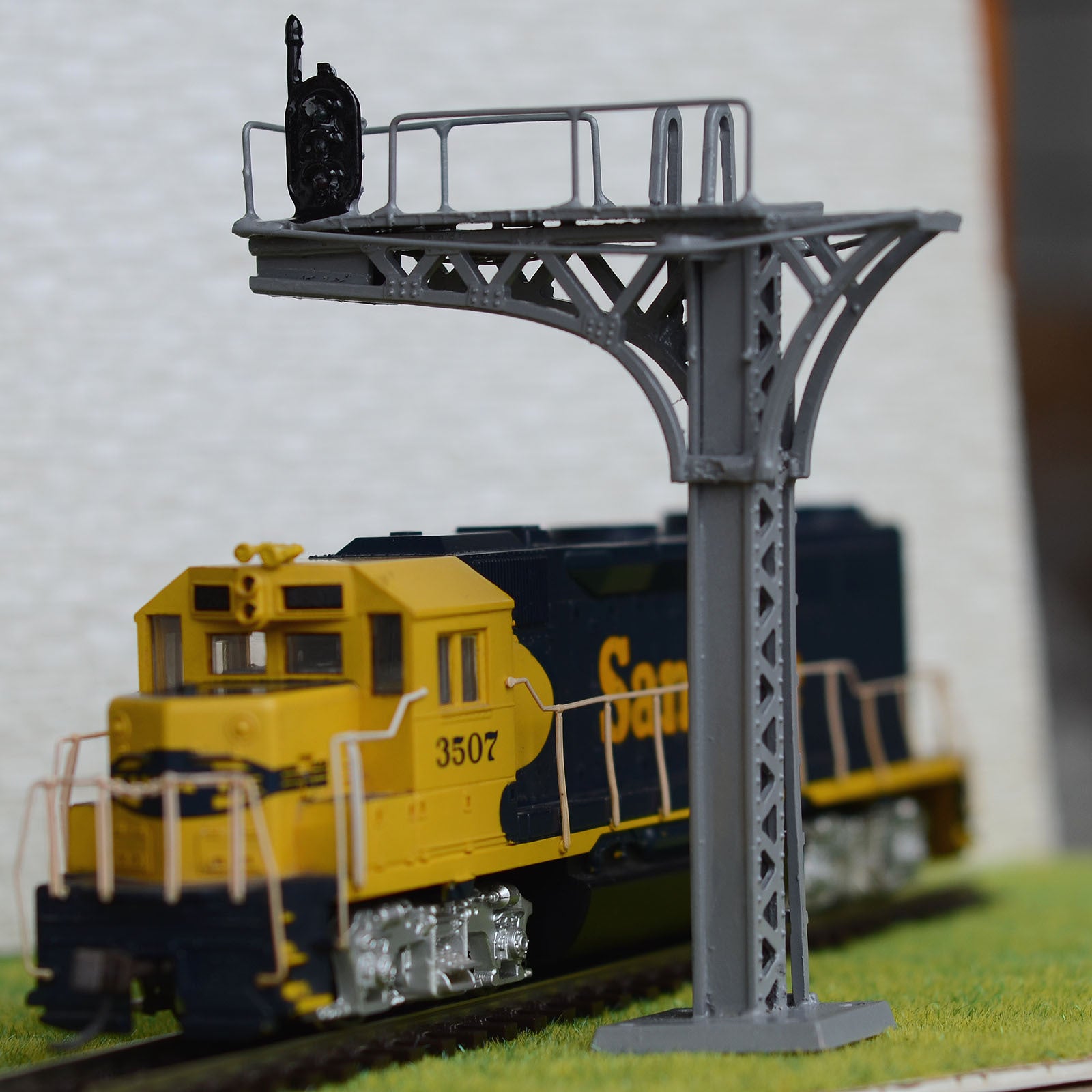 2 x HO / OO scale Model Tain Cantilever Signal Bridge LEDs 3 aspects Gray