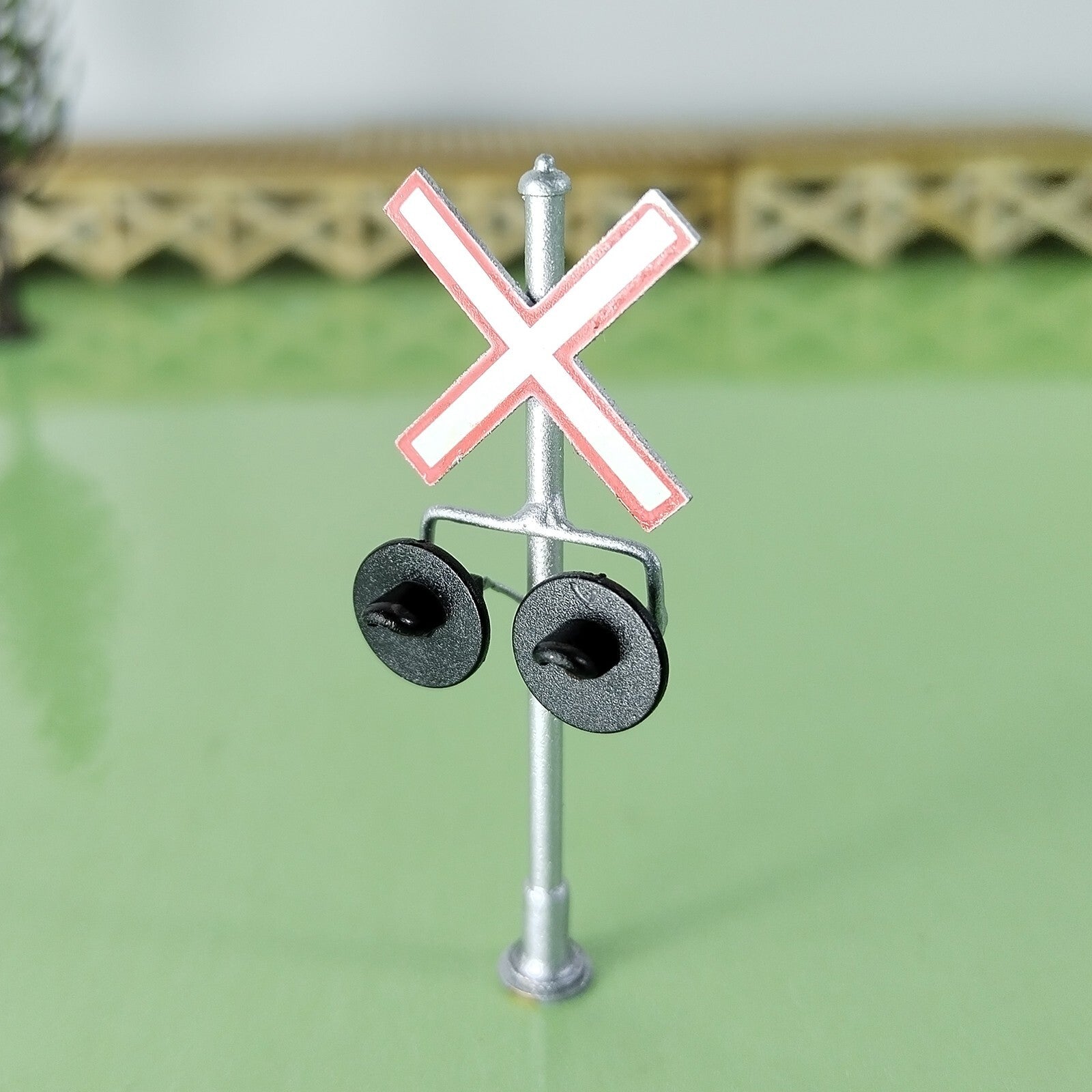 2 x HO scale Canadian railroad grade crossing signals LED made 2 targets #CCS20