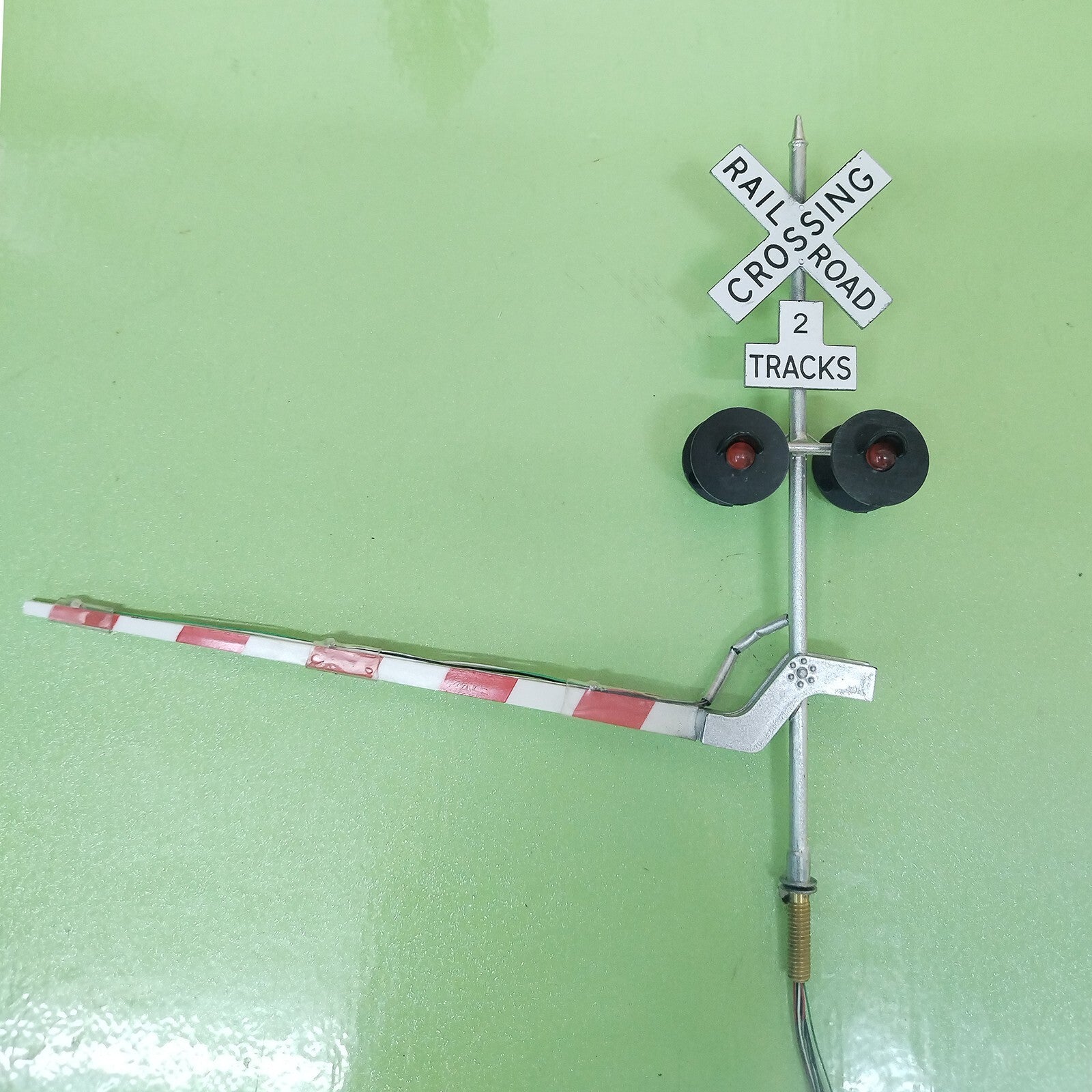2 x O scale model grade crossing signal with gate arm barrier lights #C48GL
