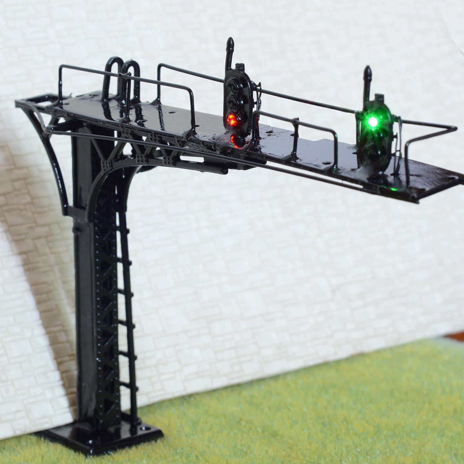 1 x HO / OO black cantilever signal bridge LED 3 aspects double Tracks left side