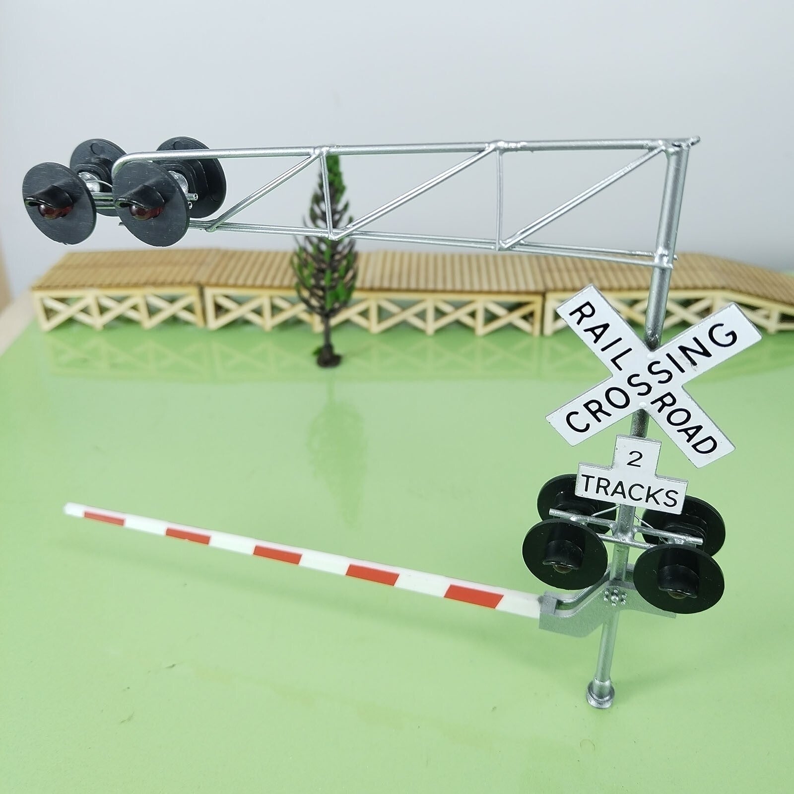 1 x O scale model cantilever grade crossing signal with gate arm barrier #C48DG