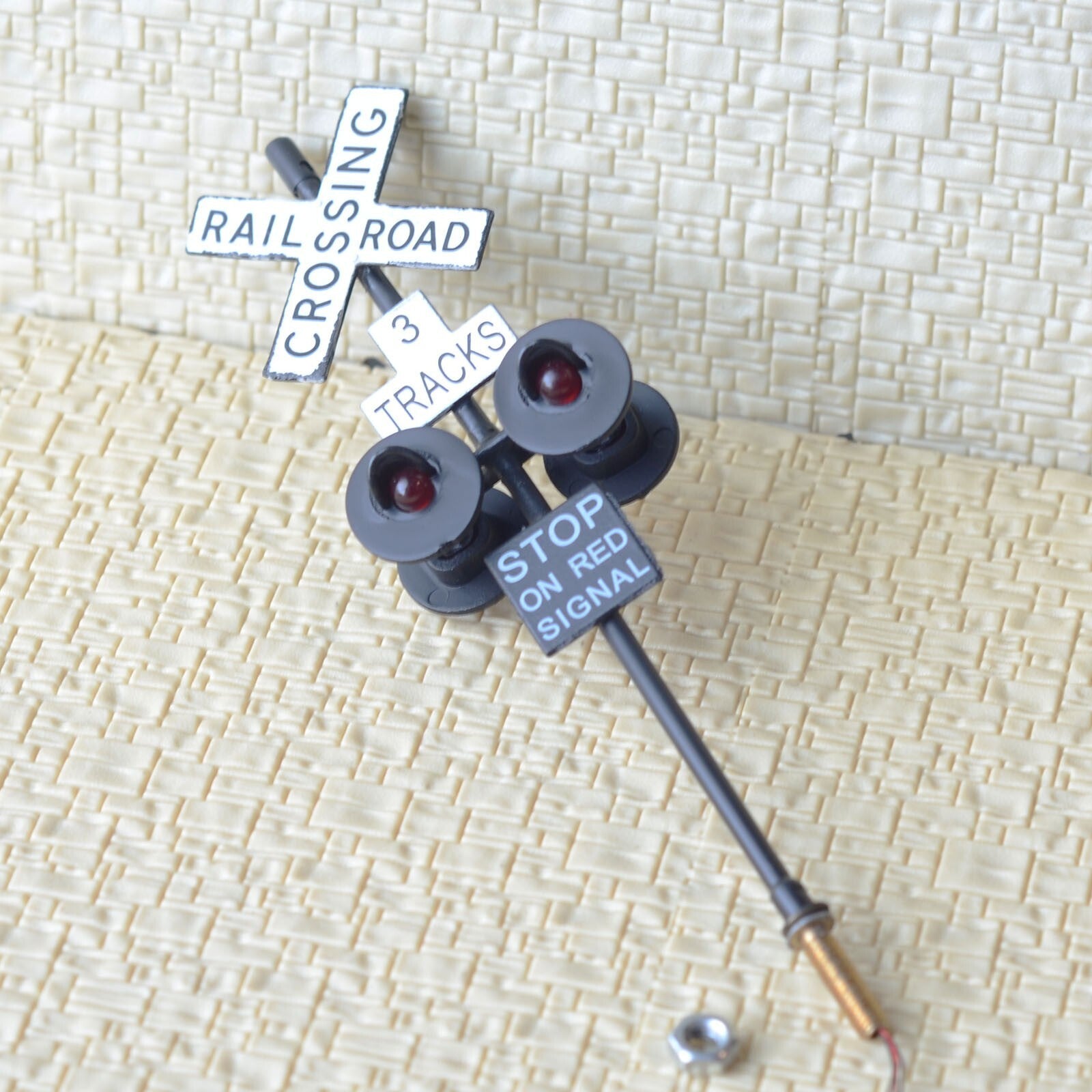2 x O scale railroad crossing signals 4 heads + 1 circuit board flasher #3TB4