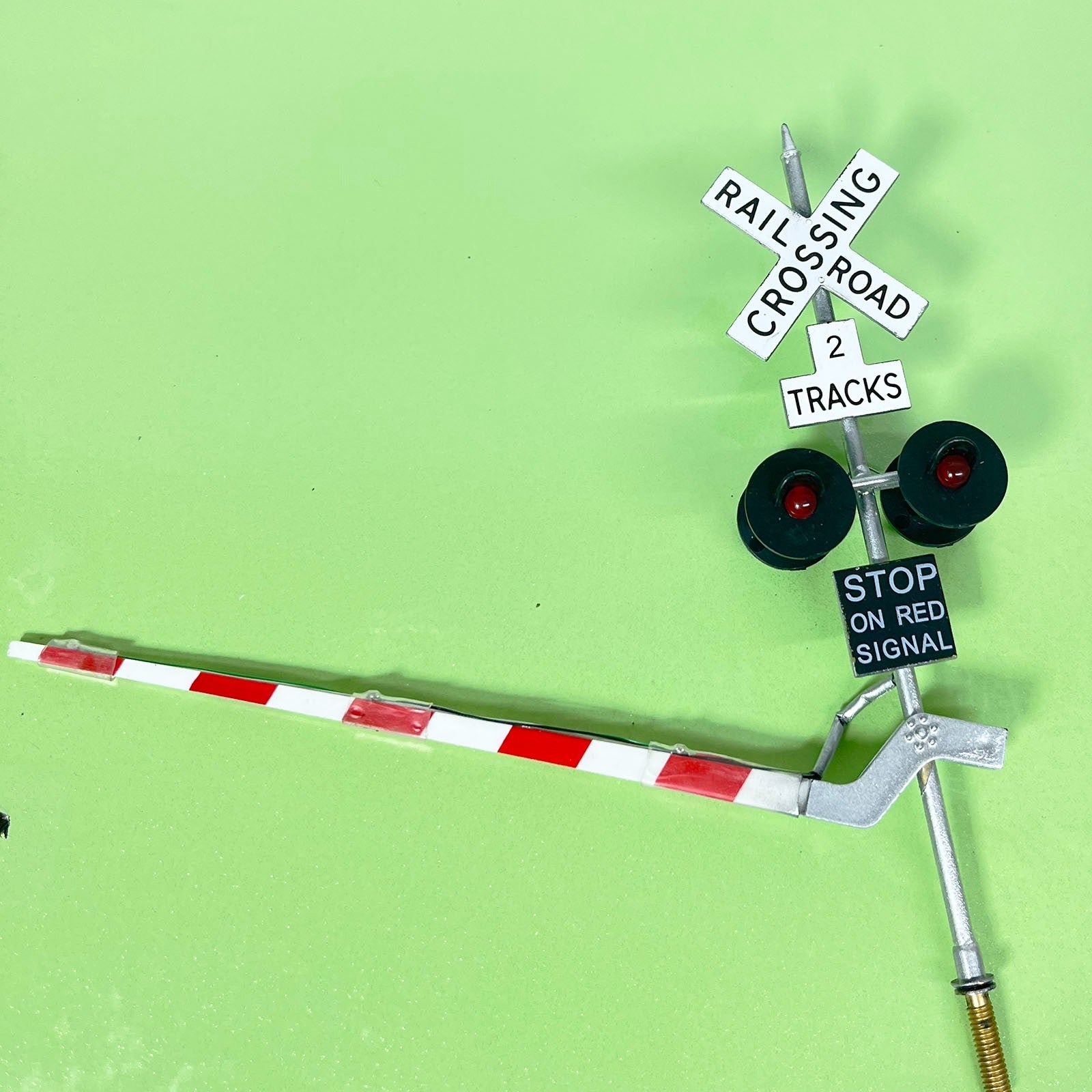 2 x O scale model grade crossing signal with gate arm barrier lights #C48GLB