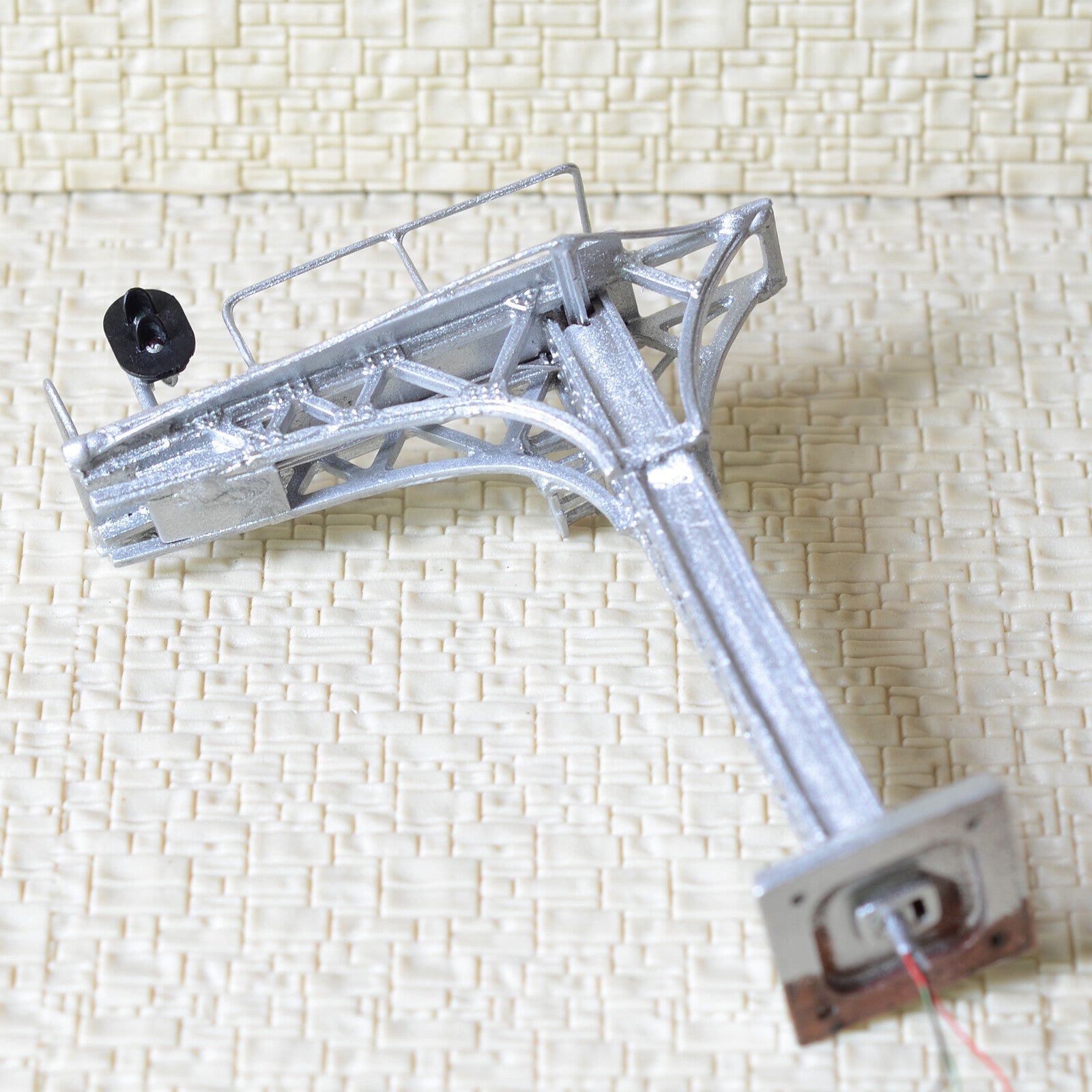 1 x HO / OO silver cantilever signal bridge LED 2 aspect single Track right side