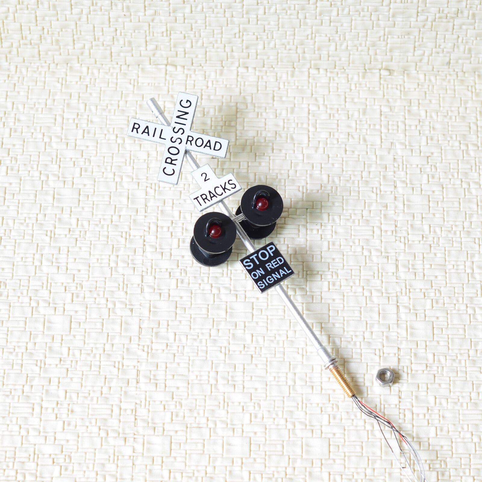 2 x O scale railroad crossing signals 4 heads + 1 circuit board flasher #2SL4