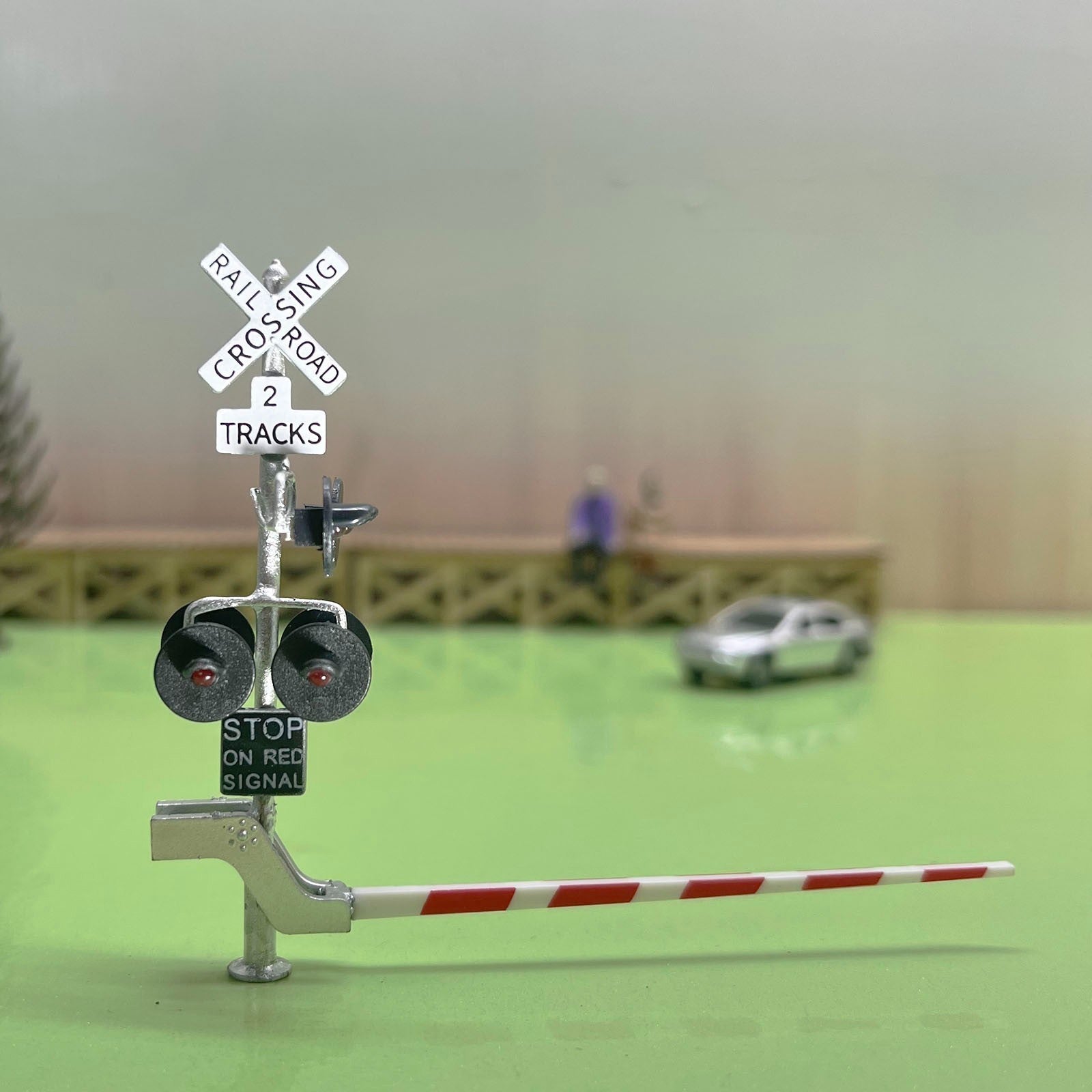2 x HO scale railroad grade crossing signal gate with side assistant signal #CSG