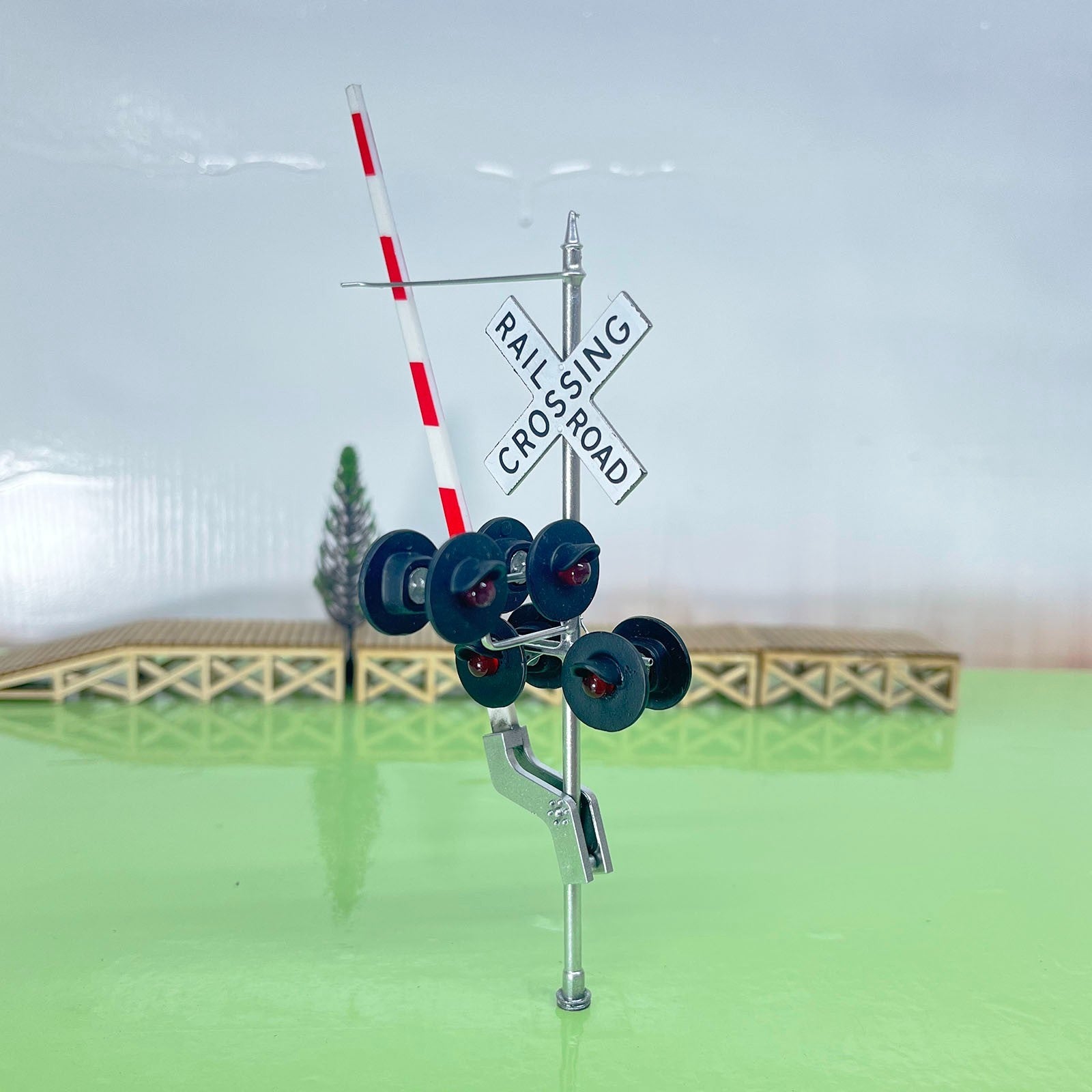 2 x O scale model grade crossing signal with gate arm N assistant lights #CGS48