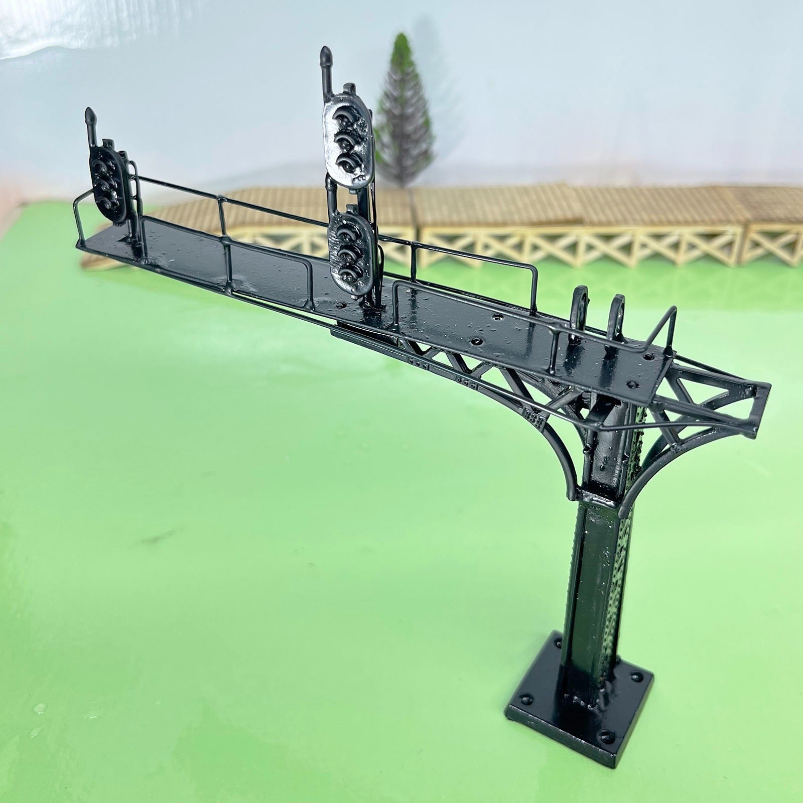 1 x HO scale cantilever block signal bridge 3 targets 3-colors metal #L1R2BL