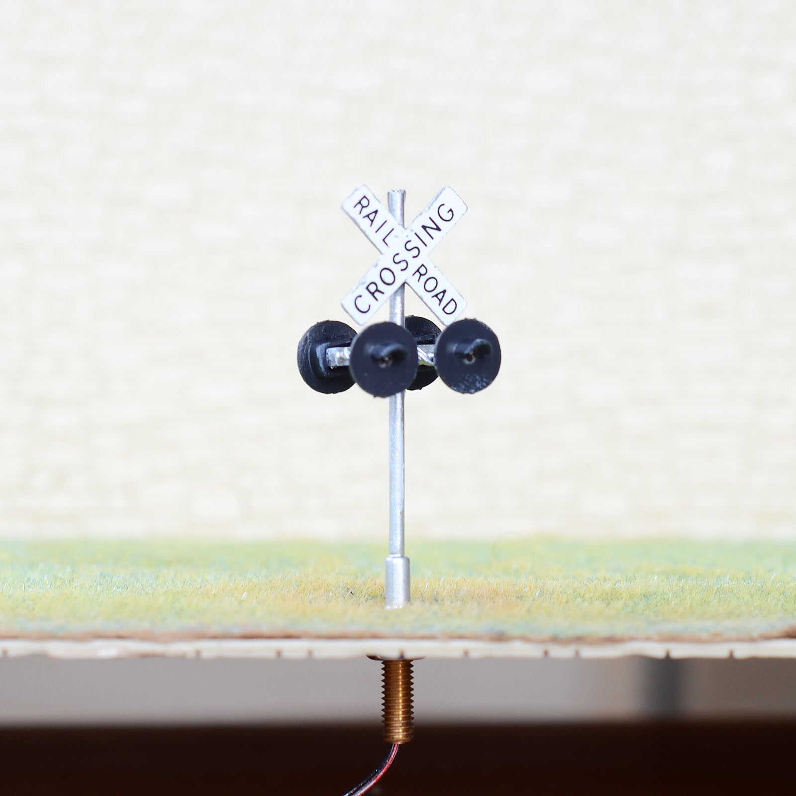 2 x HO scale railroad grade crossing signals + 1 circuit board flasher #SL400