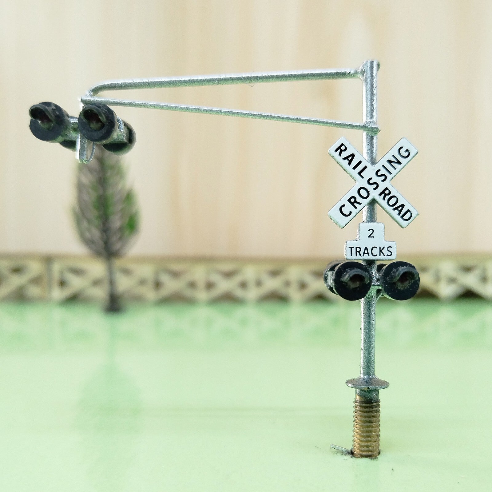 1 x N scale model cantilever grade crossing signal with handing targets #160C06
