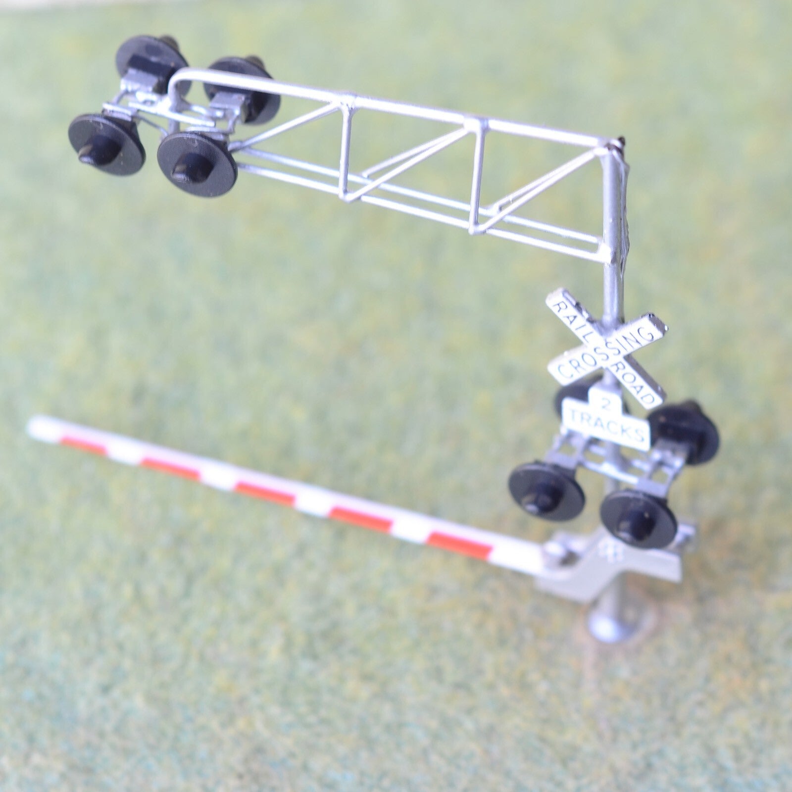 1 x HO scale model cantilever grade crossing signal with gate arm barrier #C27G