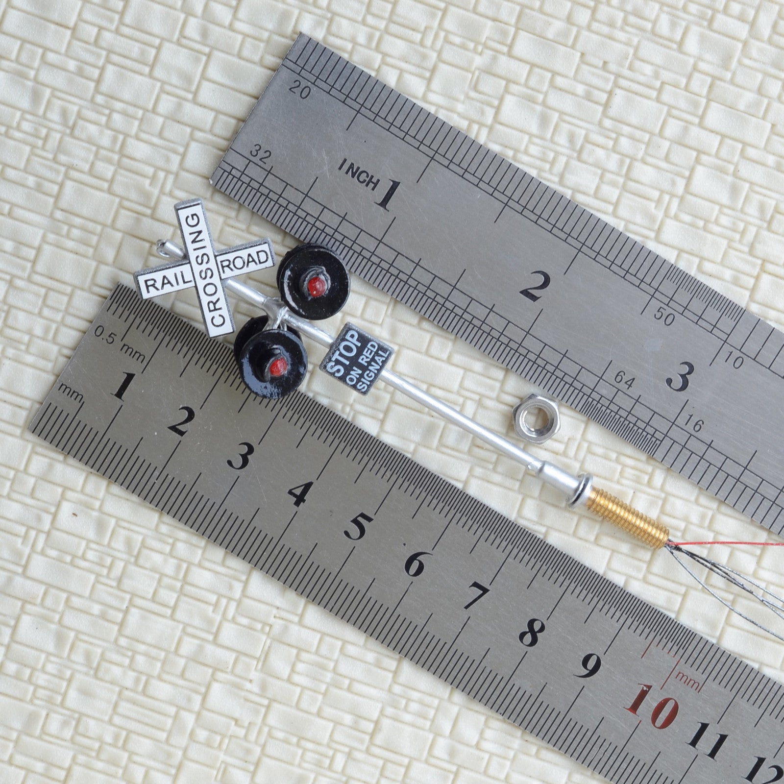 1 x OO / HO Scale railroad crossing signals LED made 4 target faces silver 