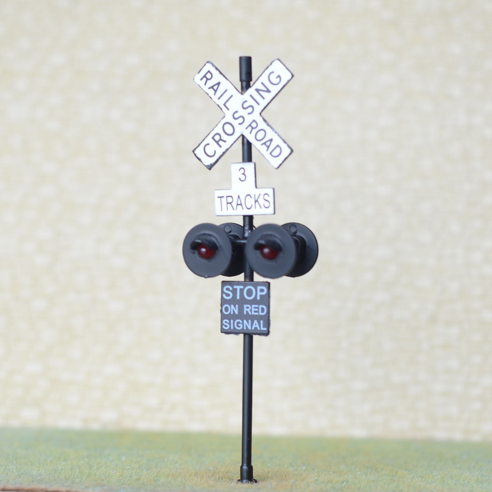 2 x O scale railroad crossing signals 4 heads + 1 circuit board flasher #3TB4
