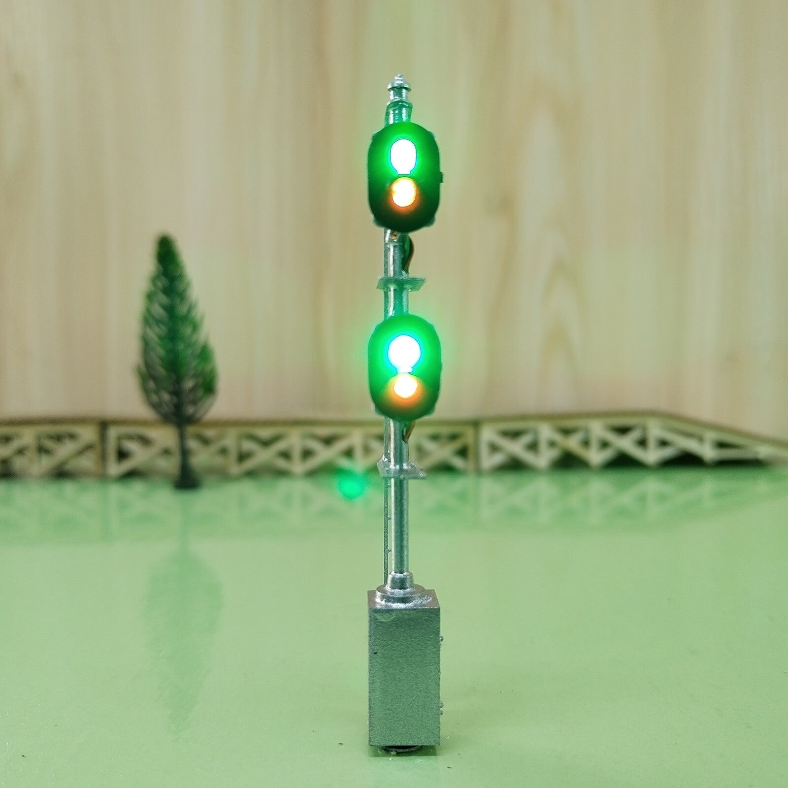 1 x HO scale model railroad tri-color block signal position with cabinet #K22C6