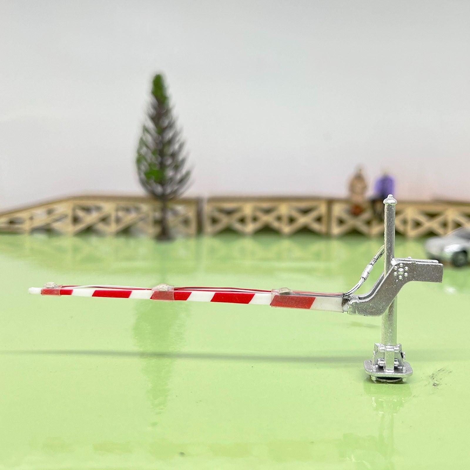 2 x HO scale model railroad grade crossing arm gate stop lever W light on gate