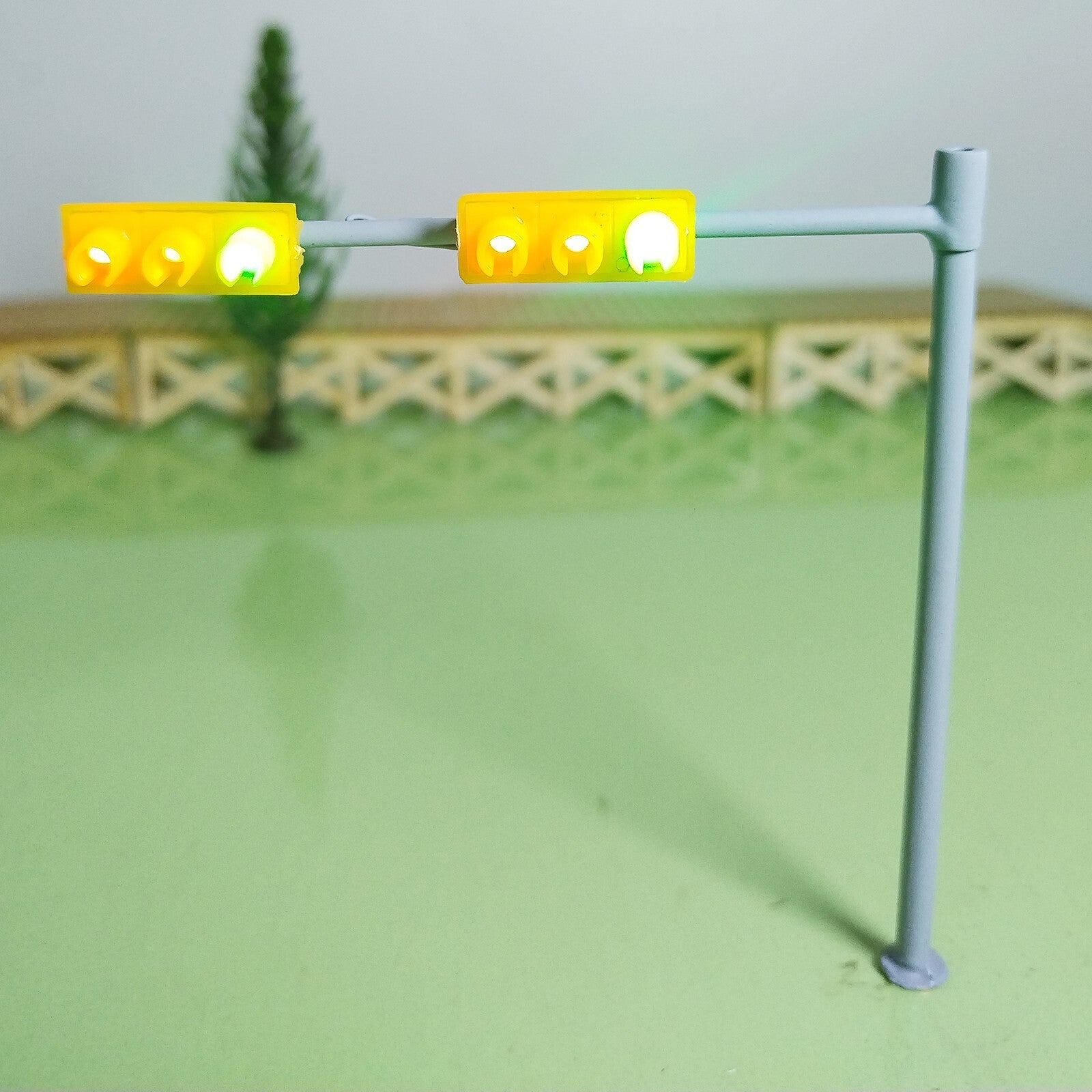2 x HO / OO traffic light signal LED model train crossing walk street sign #DHHJ