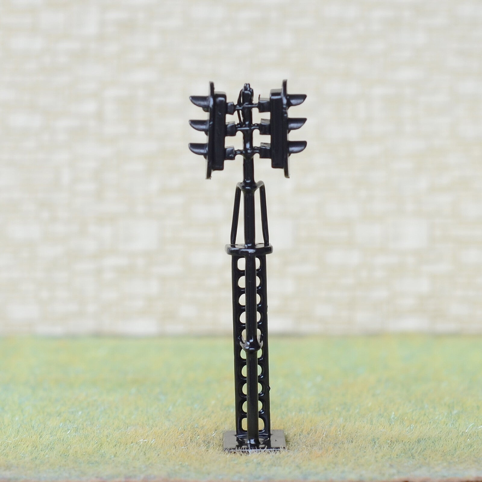 1 x HO scale model 3 colors block signal both opposite directions 2 heads 