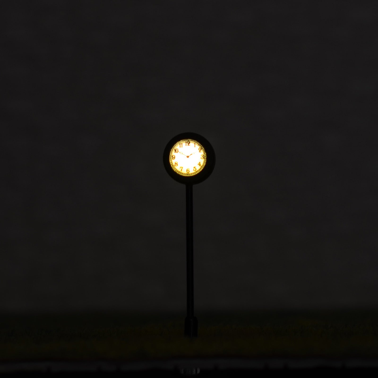 2 x HO scale modern station platform clock led street lights illuminated 2 sides
