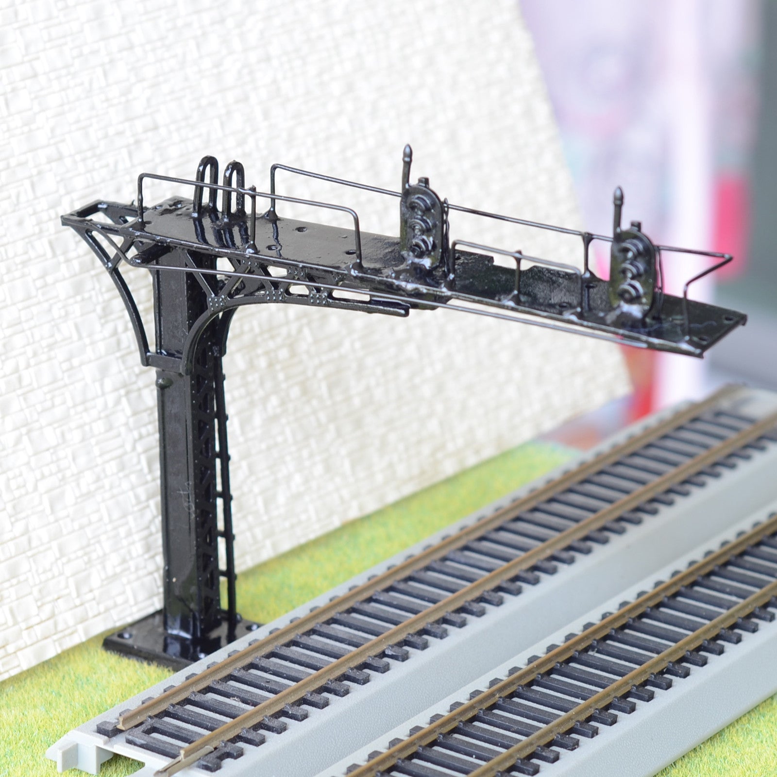 1 x HO / OO black cantilever signal bridge LED 3 aspects double Tracks left side