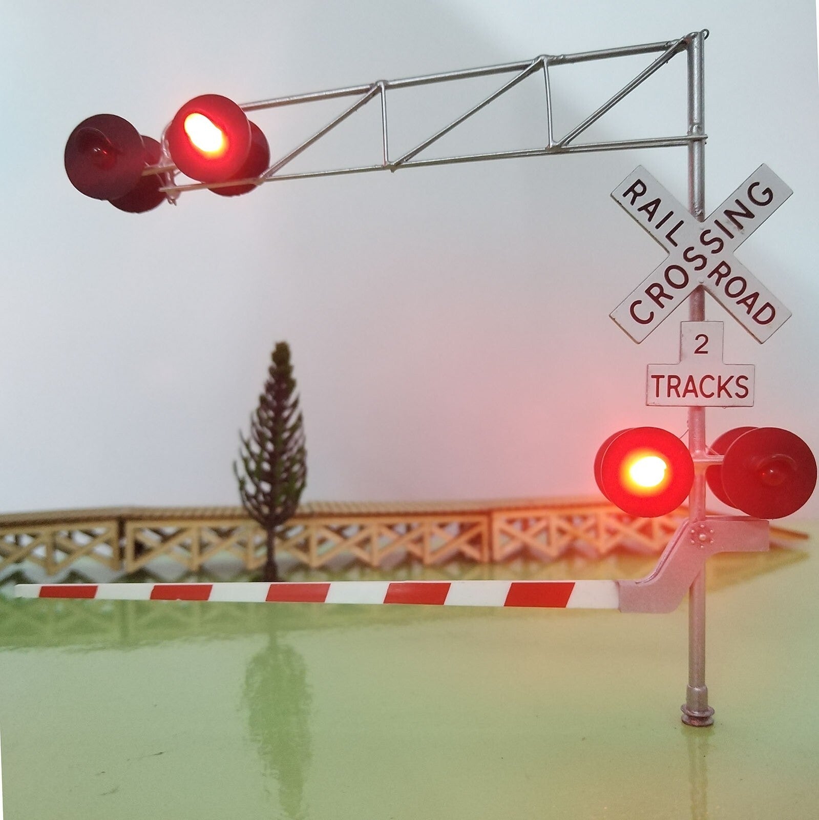 1 x O scale model cantilever grade crossing signal with gate arm barrier #C48DG
