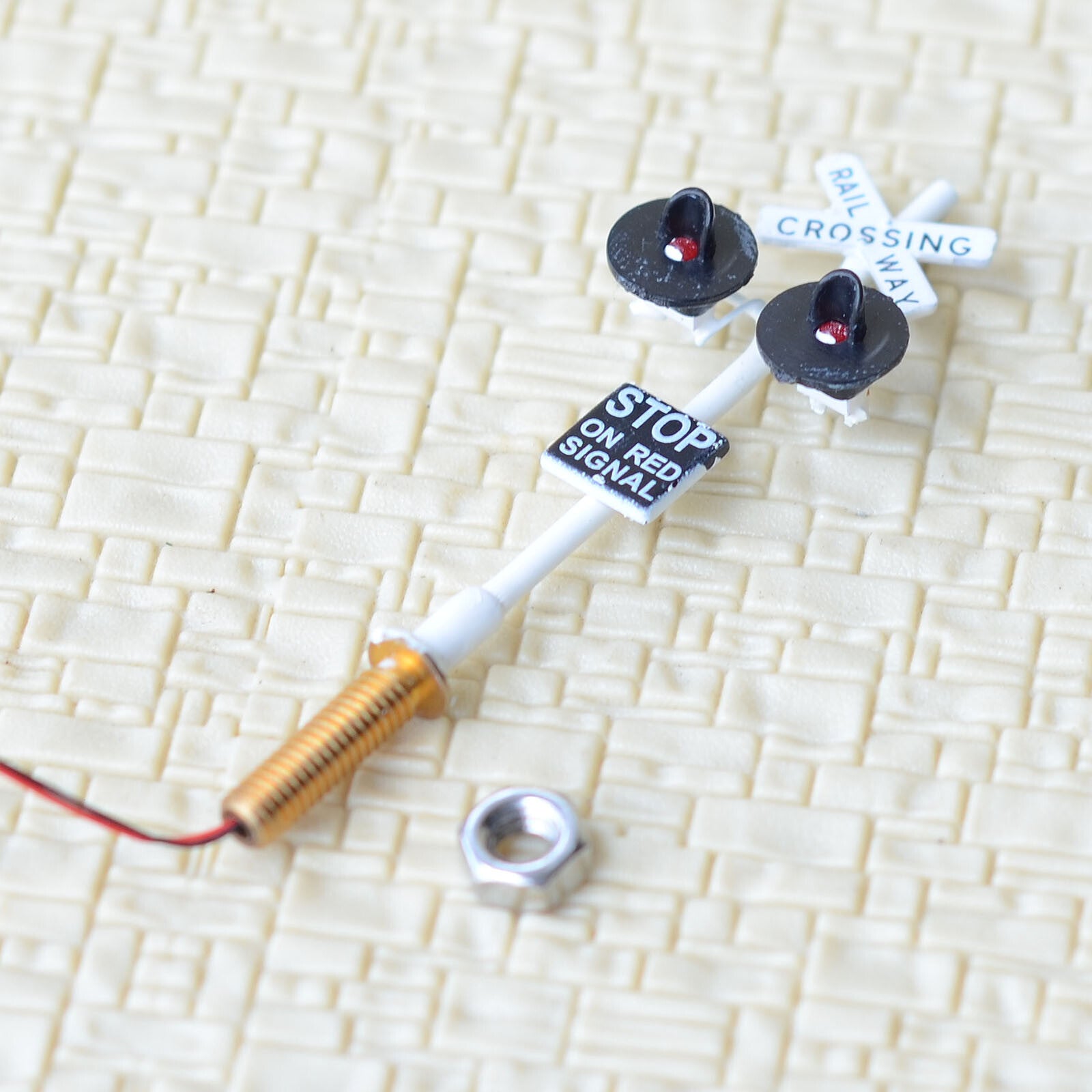 2 x HO scale model railway grade crossing signals + 1 circuit board flasher #W2