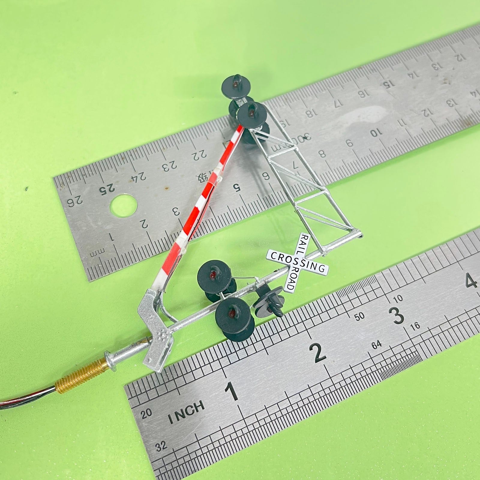 1 x HO scale cantilever grade crossing signal with light on gate #C27DGWLAS