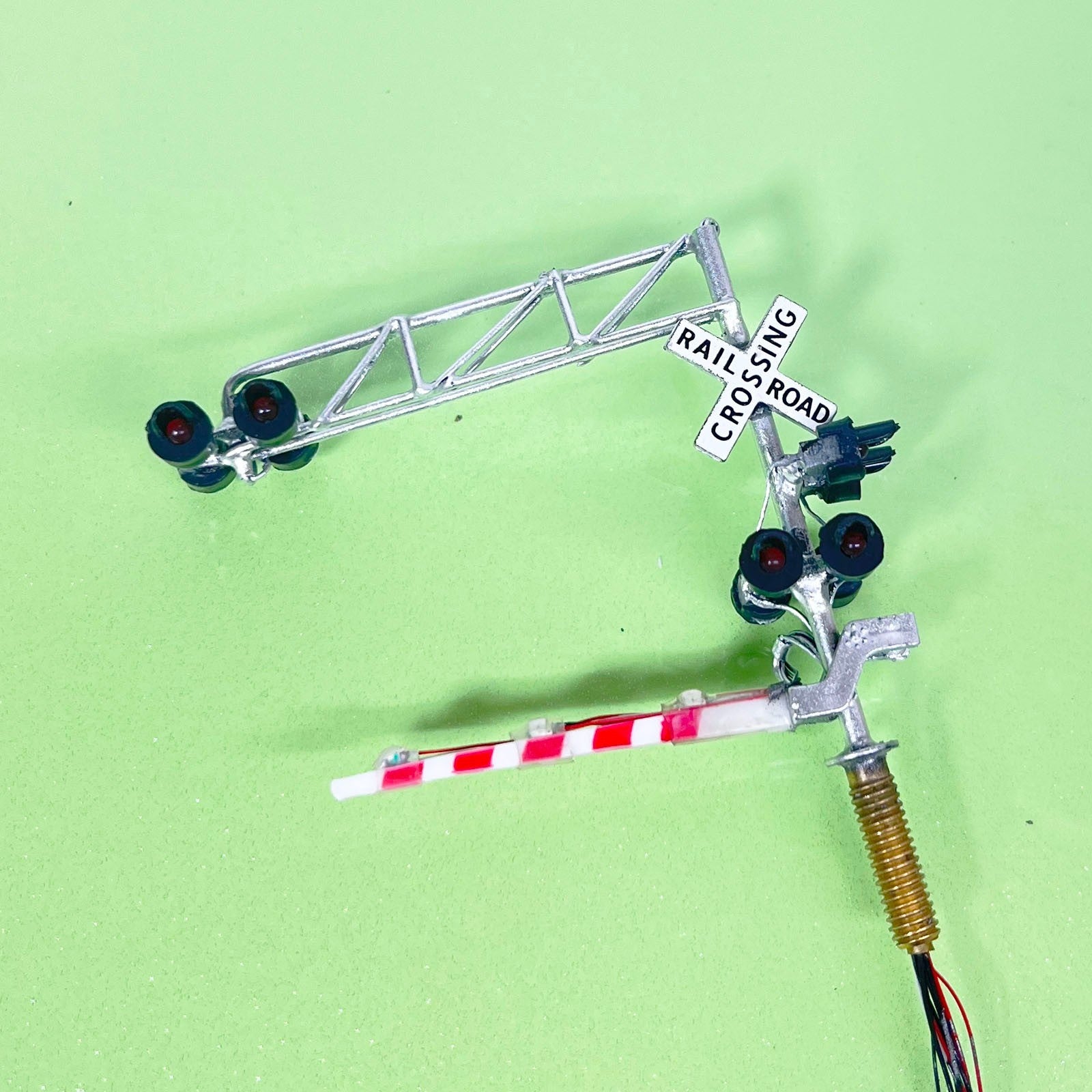 1 x N scale model cantilever grade crossing signal gate barrier light #NC27LA
