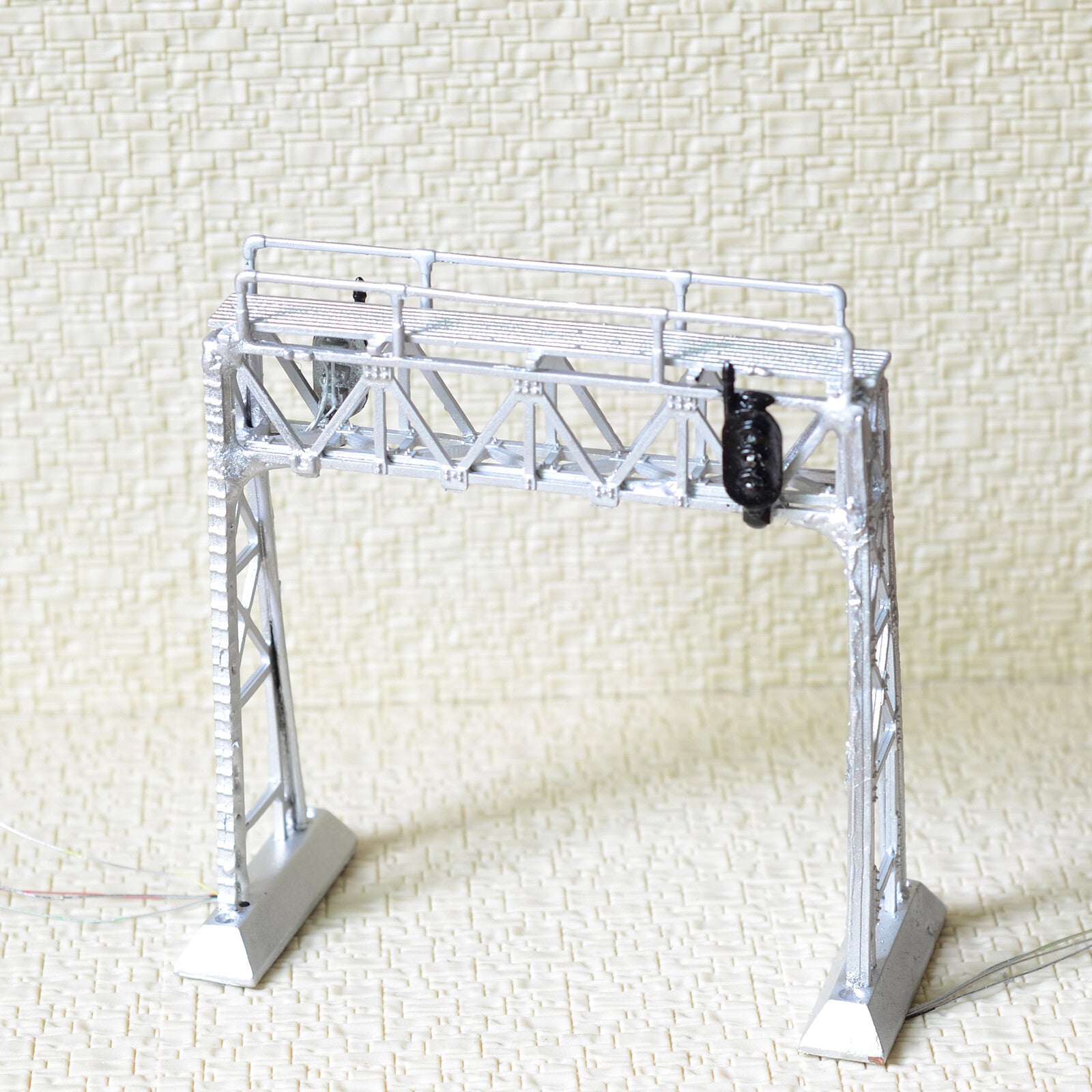 1 x HO / OO scale signal bridge LEDs 3 aspects single track right hand silver