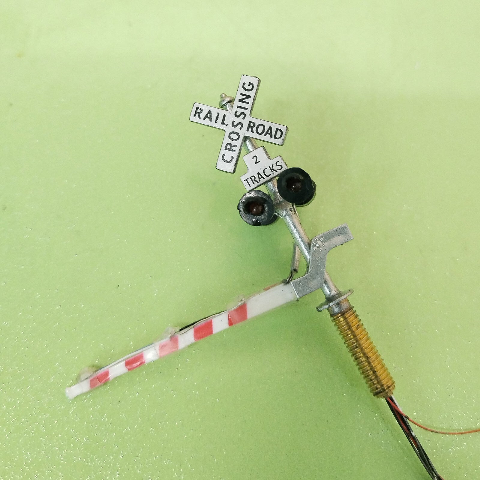 2 x N scale model grade crossing signal gate stop lever with lights on gate #NLG