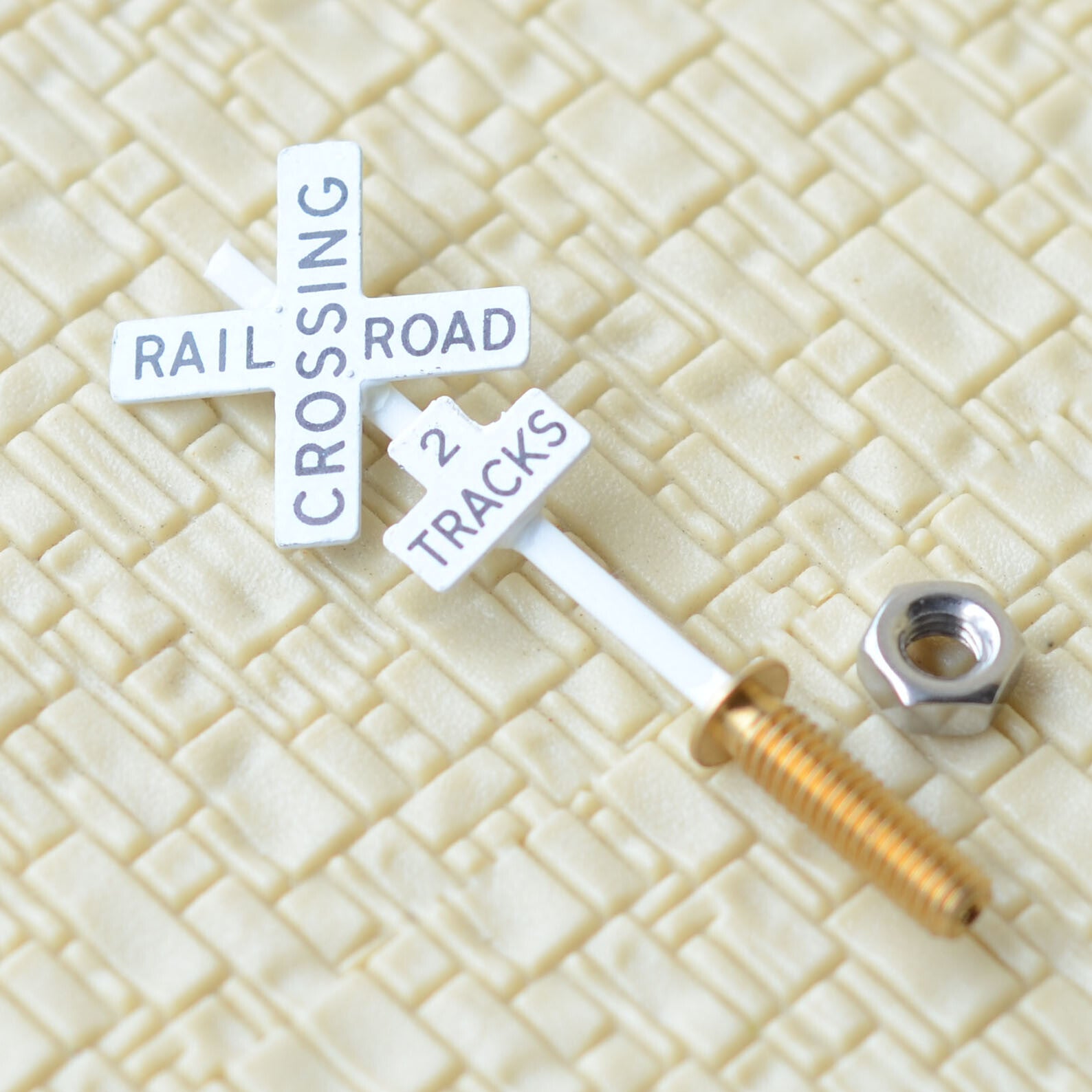 2 x HO scale railroad crossing warning sign CROSSBUCKS  2 tracks signal #2T