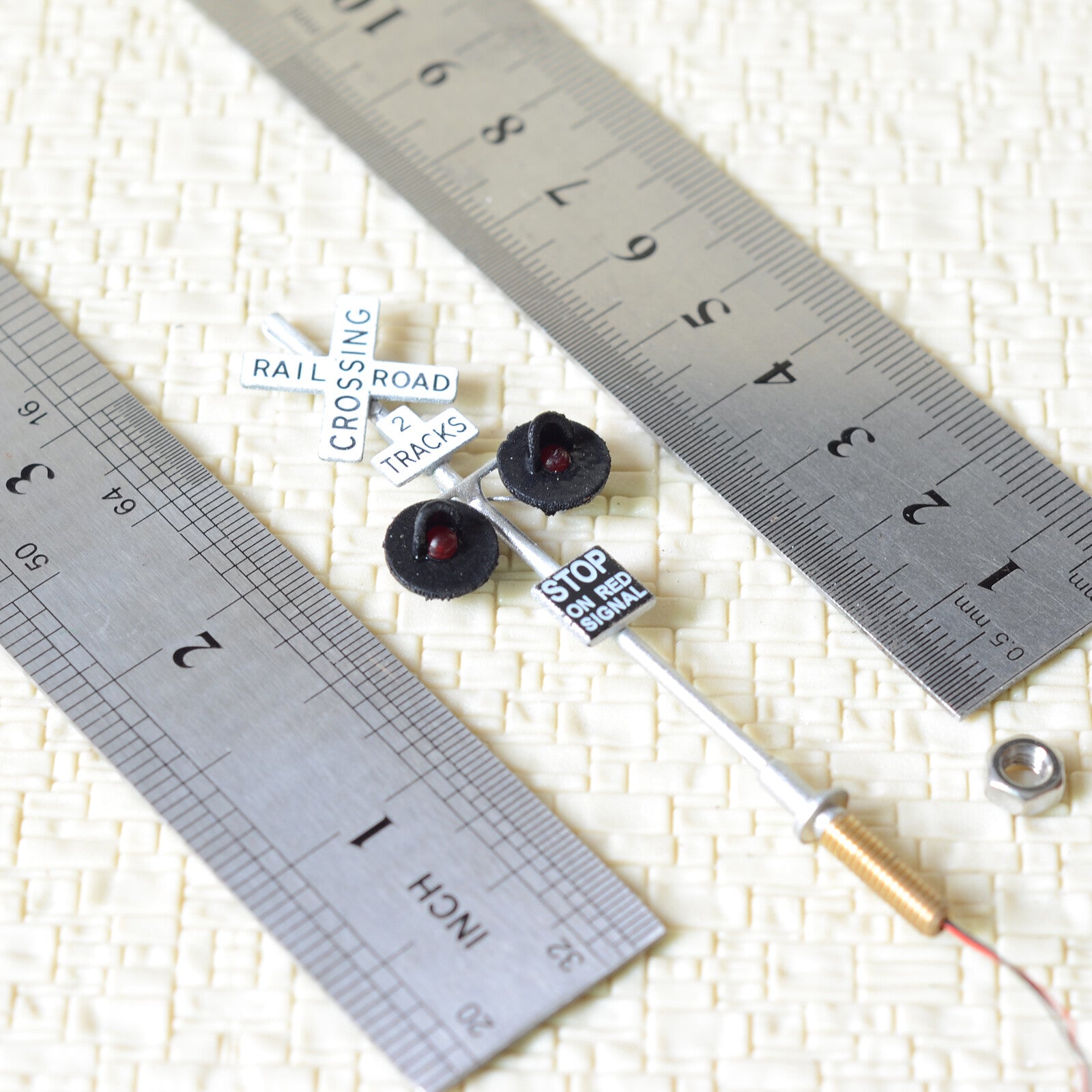 2 x OO scale 1:76 railroad crossing signals 2 heads + Circuit board flasher #SL2