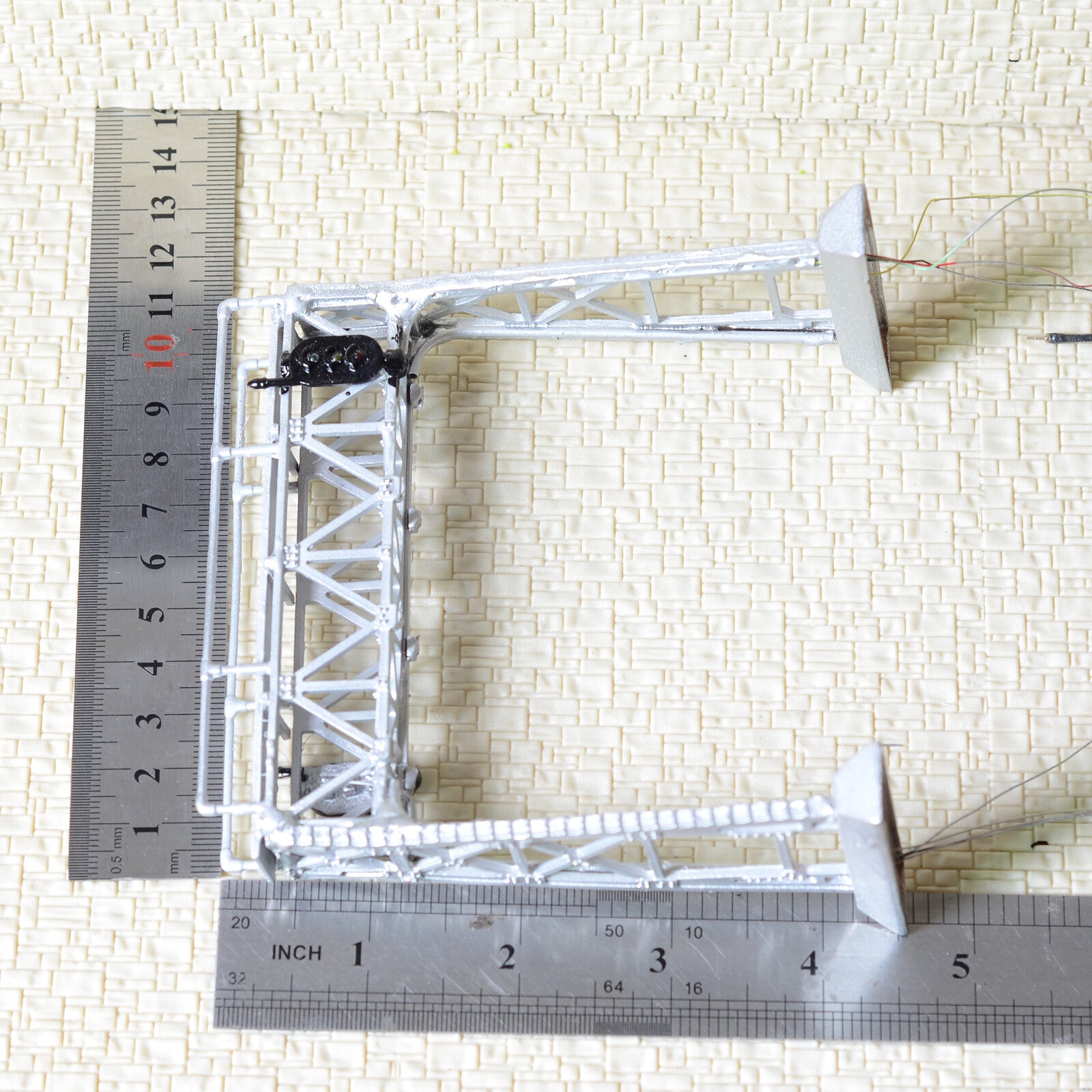 1 x HO / OO scale signal bridge LEDs 3 aspects single track right hand silver