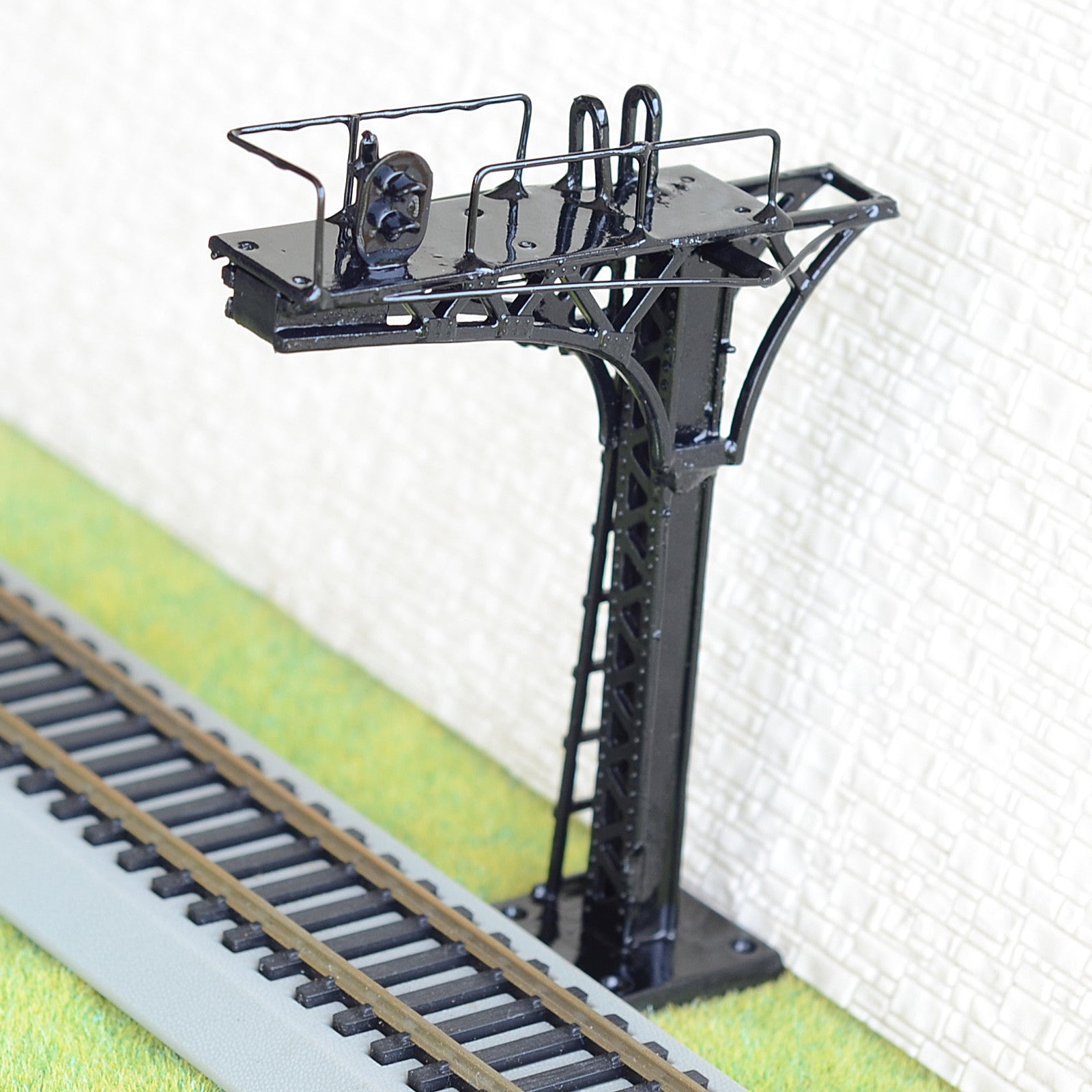 1 x HO / OO black Cantilever Signal Bridge LED 2 aspects single Track right side