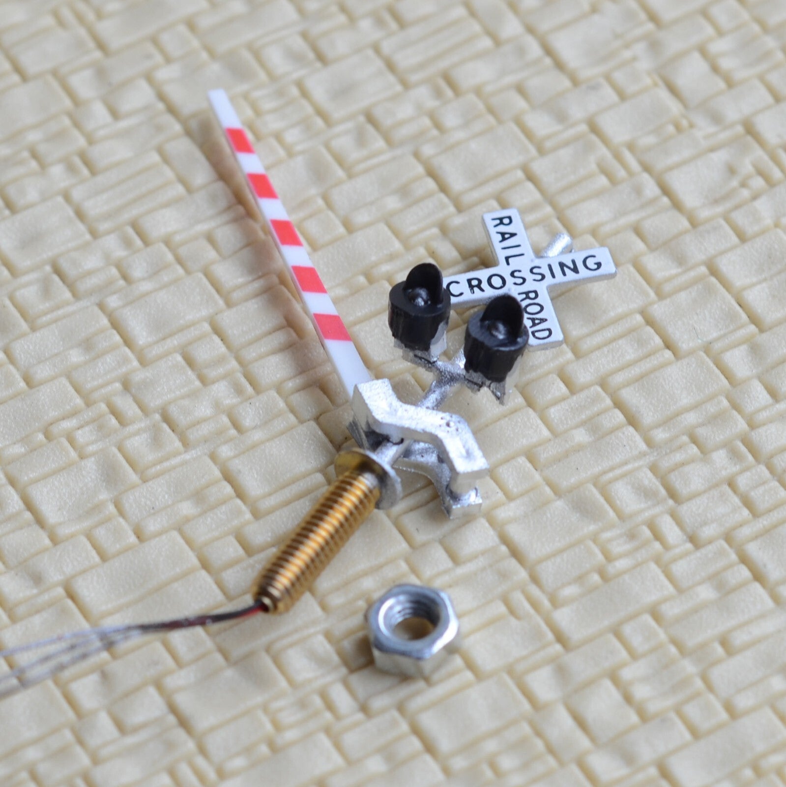 2 x N scale railroad grade crossing signal gate stop lever arm + flasher  #NS20