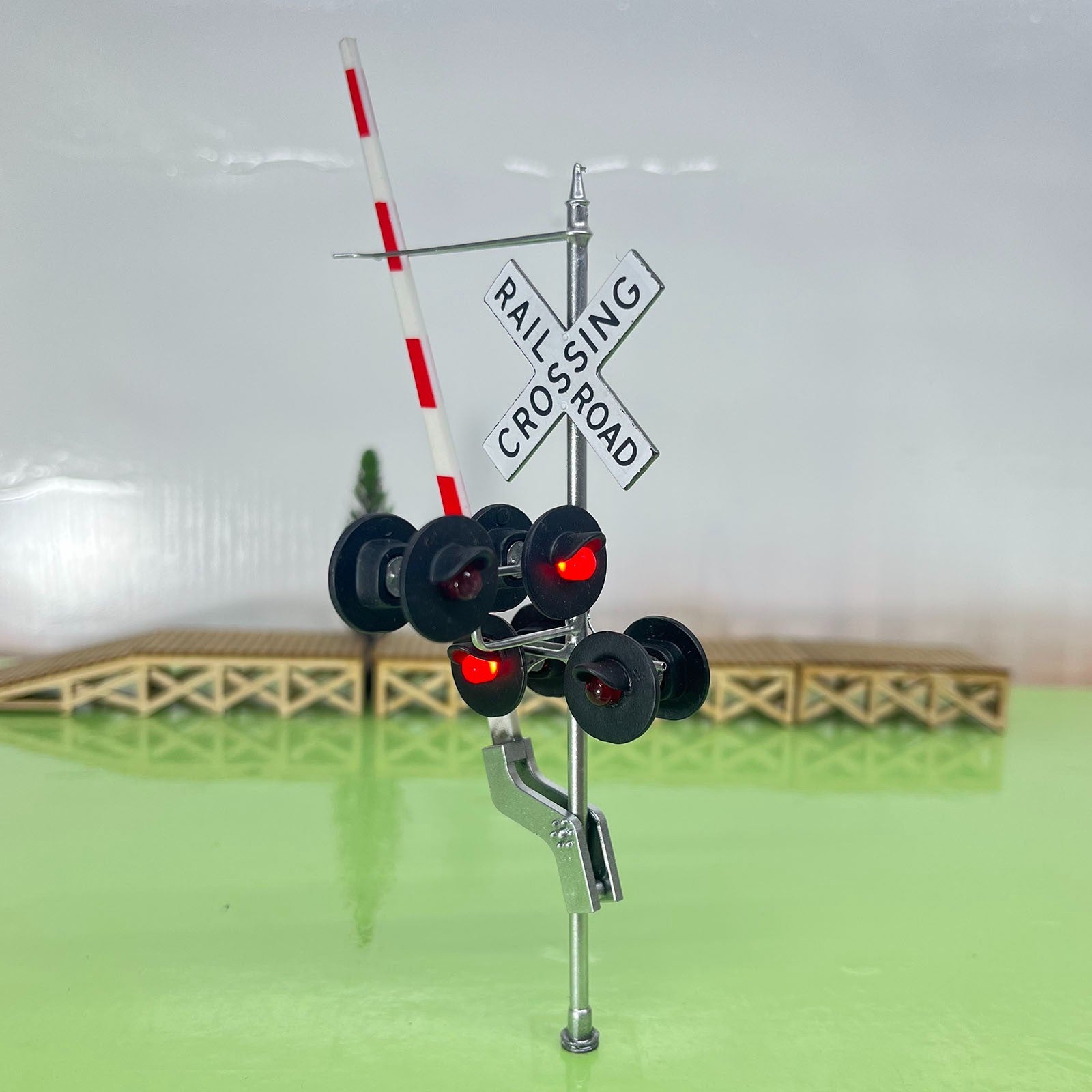 2 x O scale model grade crossing signal with gate arm N assistant lights #CGS48