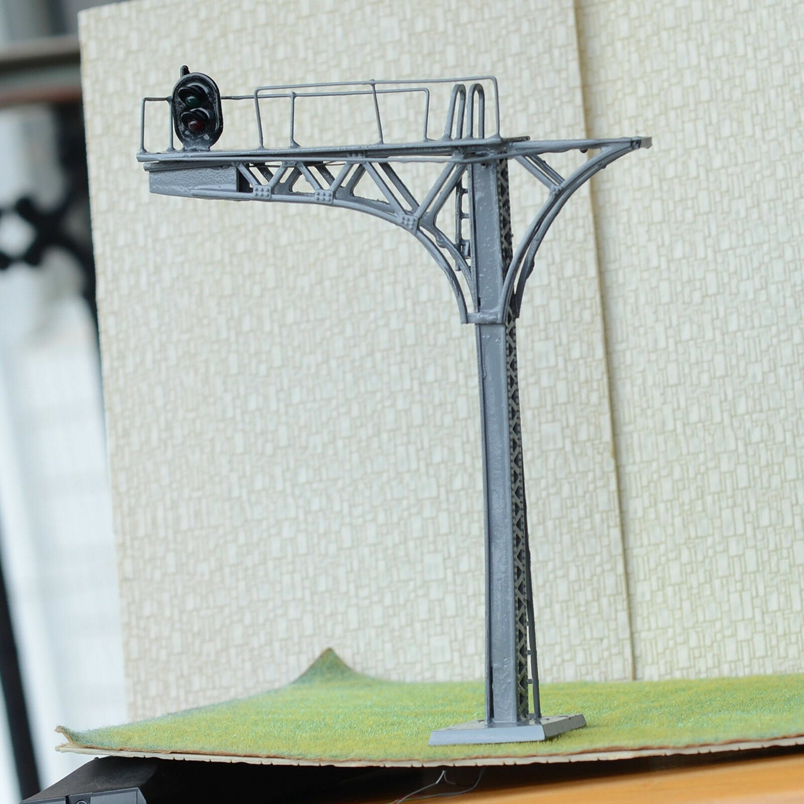 1 x O scale 1:48 cantilever block signal tower prewired LEDs 2 aspects 12V gray