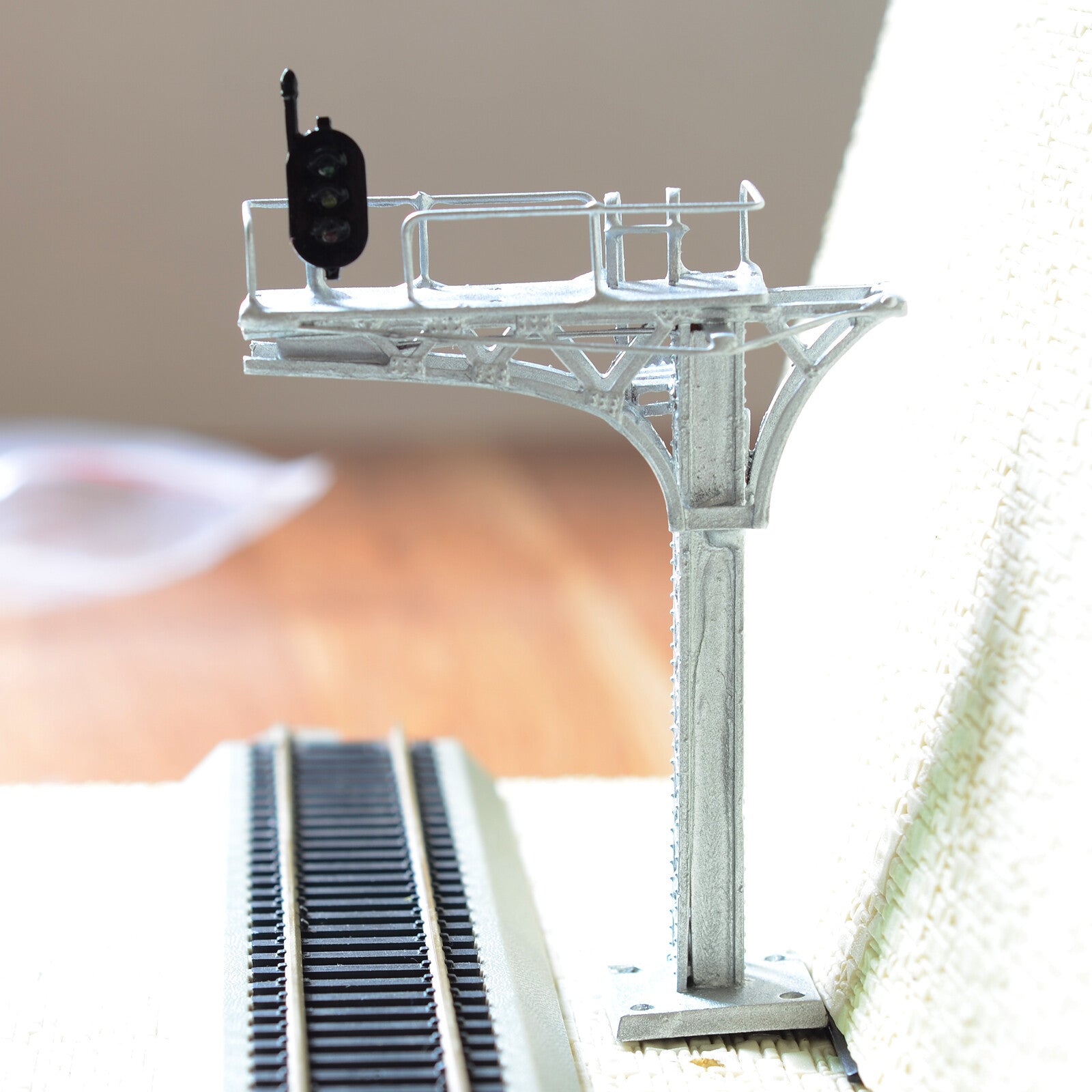 1 x HO / OO silver cantilever signal bridge LED 3 aspect single Track right side