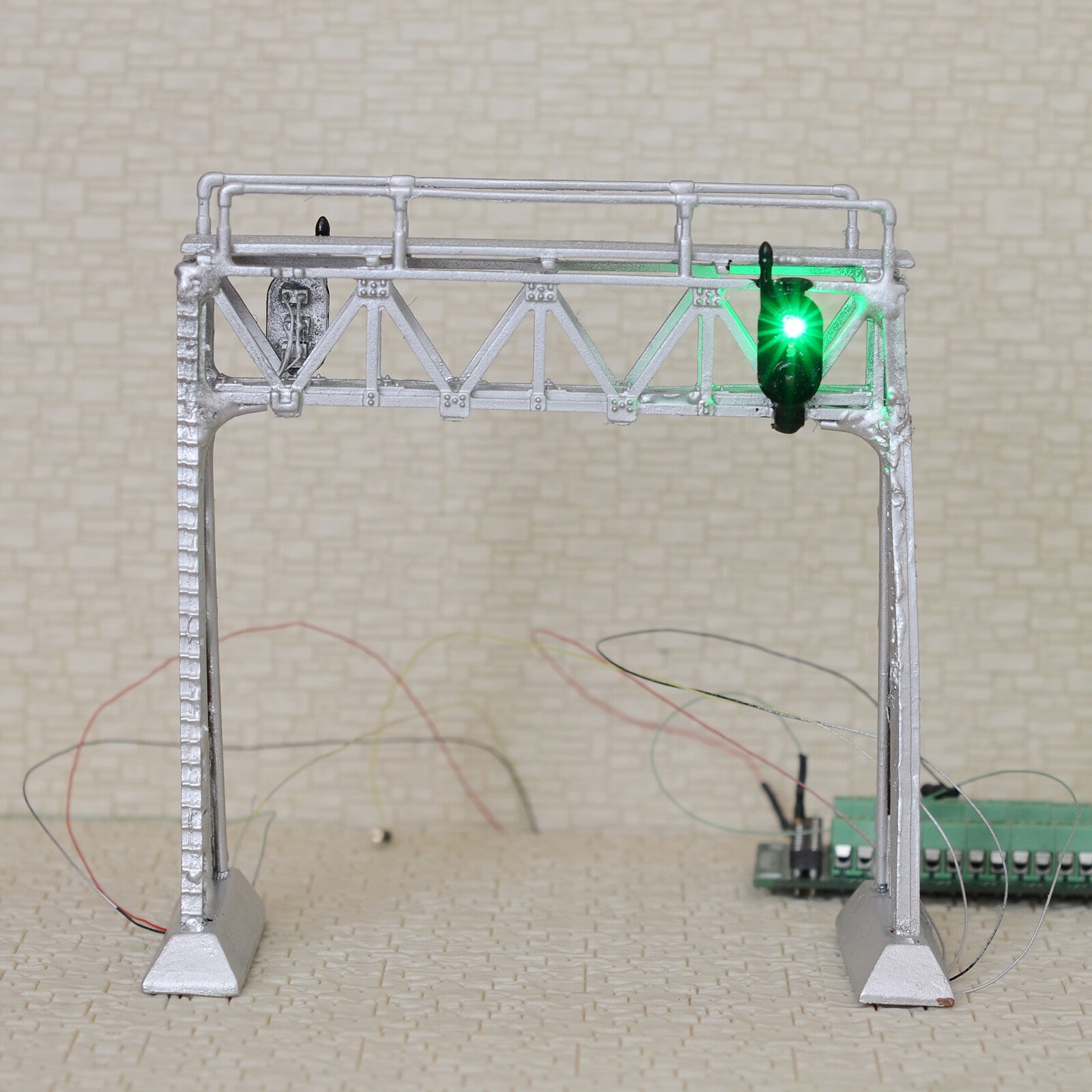 1 x HO / OO scale signal bridge LEDs 3 aspects single track right hand silver